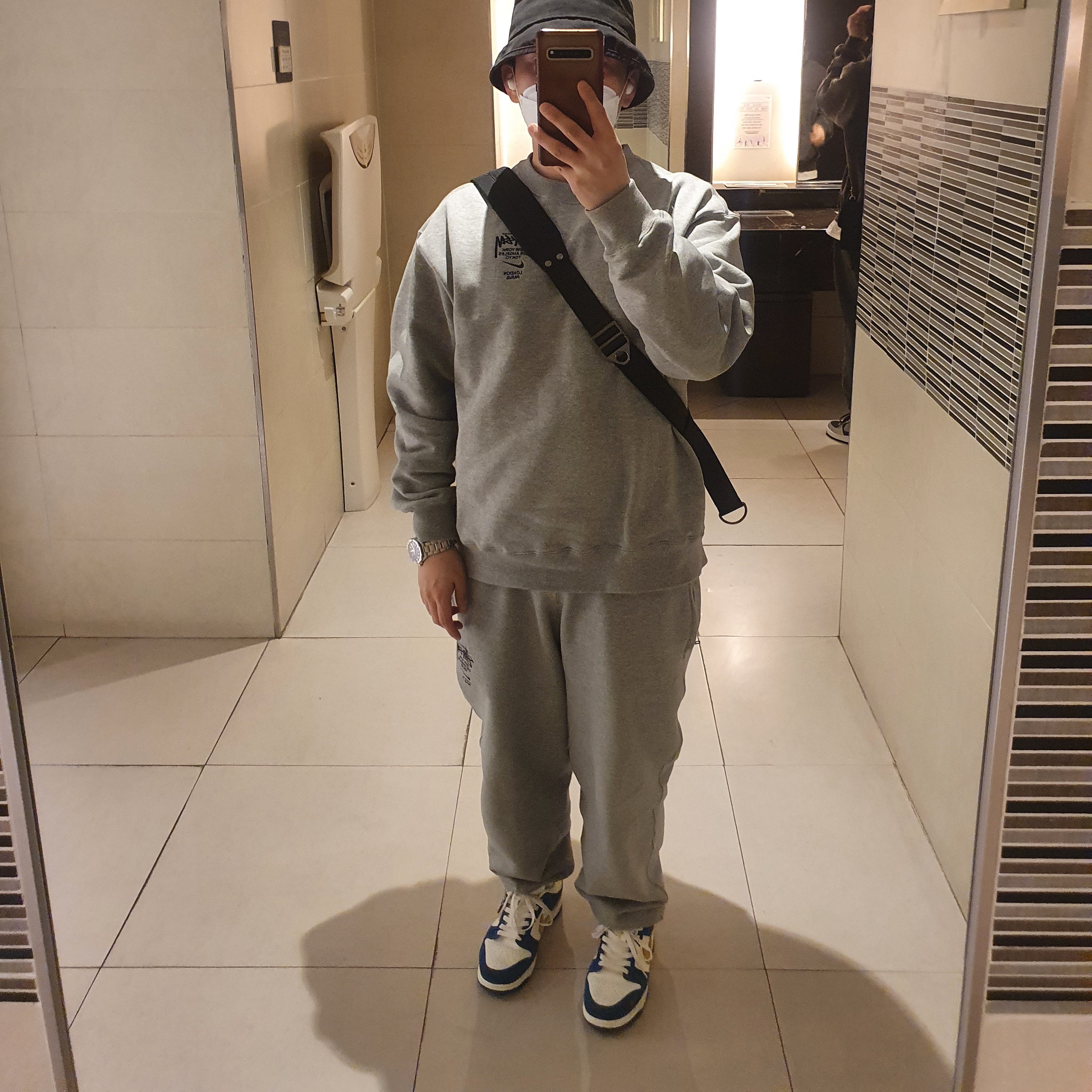 Nike x Kasina Dunk Low 80's Bus, Nike x Stussy NRG ZR Fleece Crewneck Heather Grey - Asia 착용 스타일