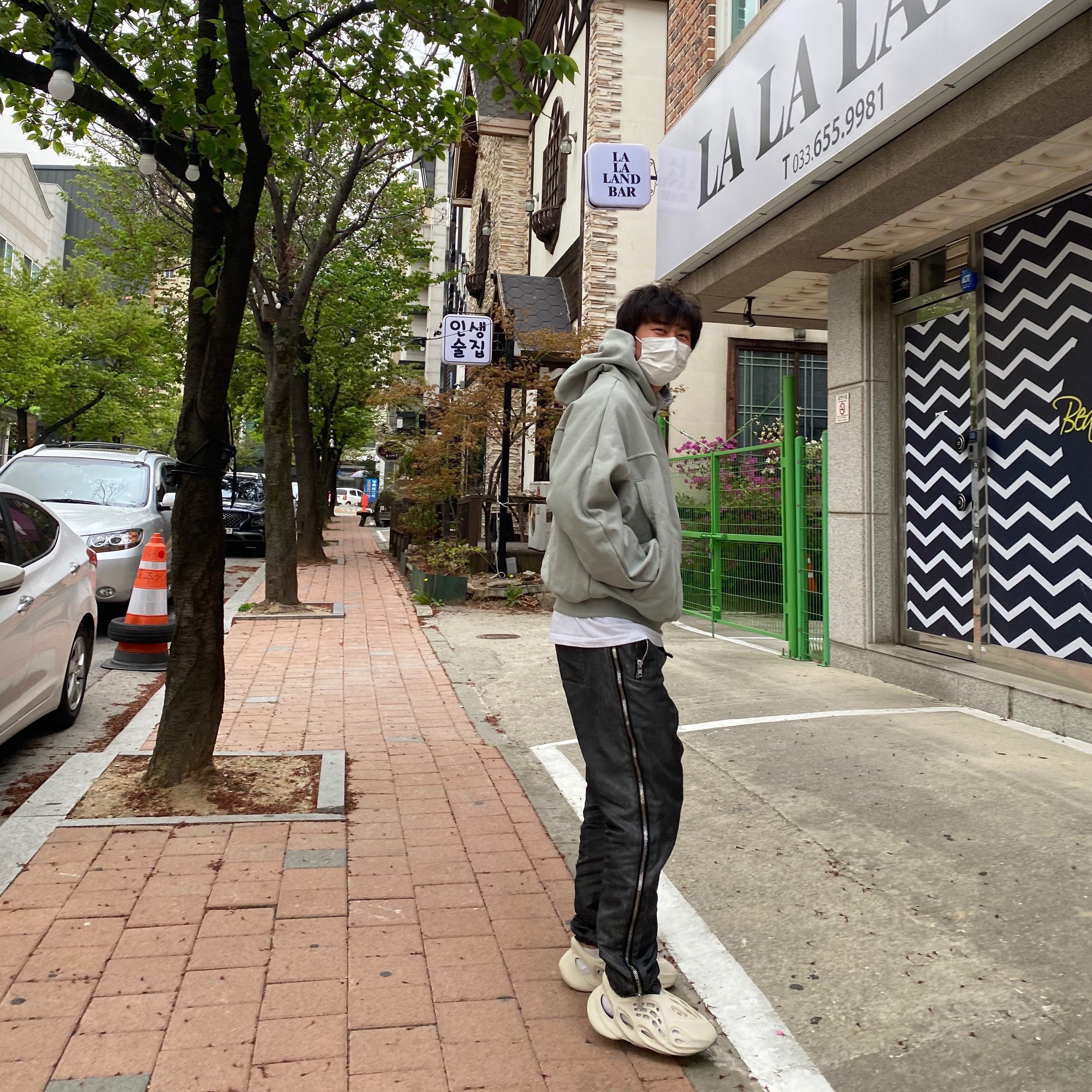 Adidas Yeezy Foam RNNR Sand 착용 스타일 - 2