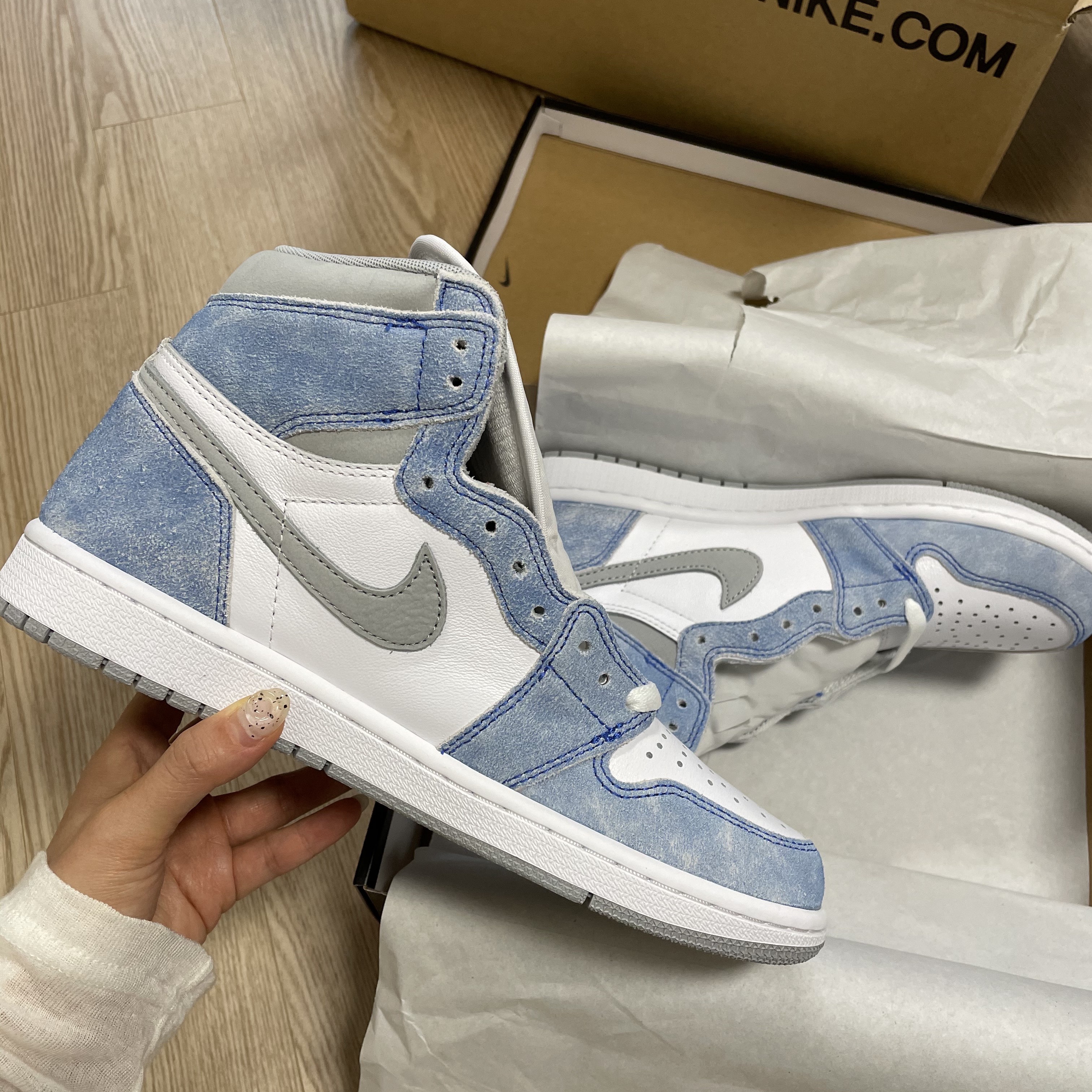Jordan 1 Retro High OG Hyper Royal 착용 스타일 - 1