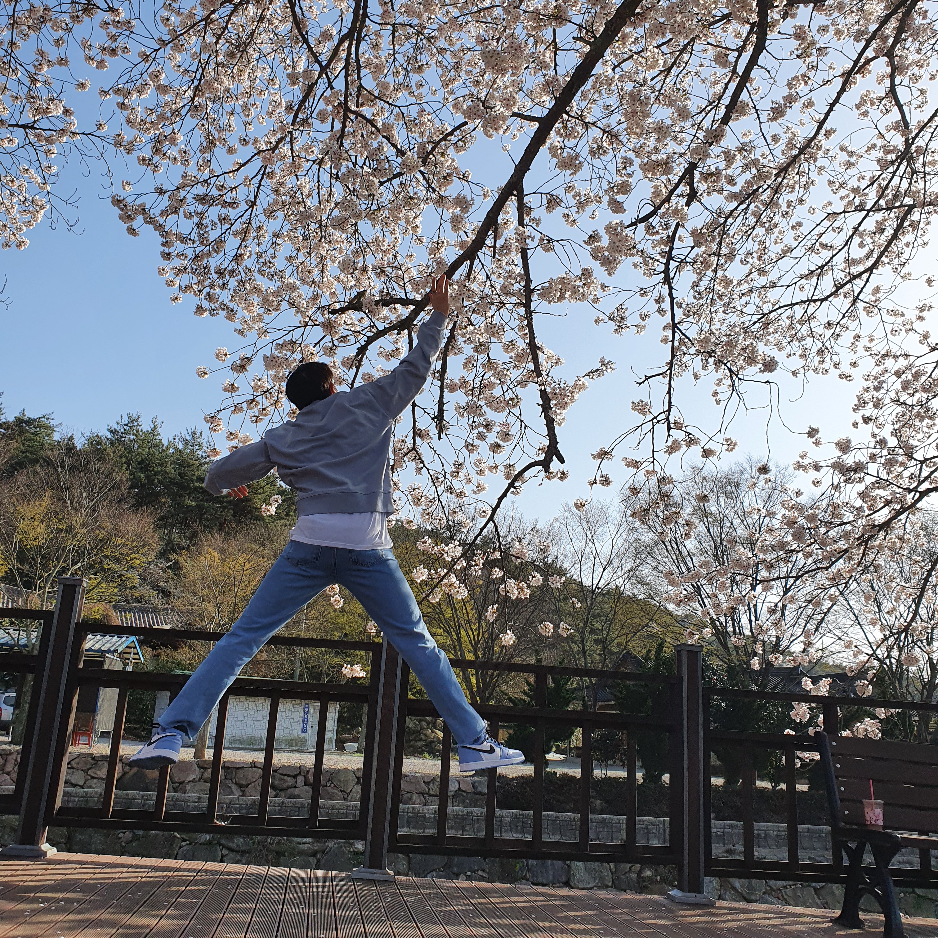 Jordan 1 Retro High OG University Blue 착용 스타일 - 1