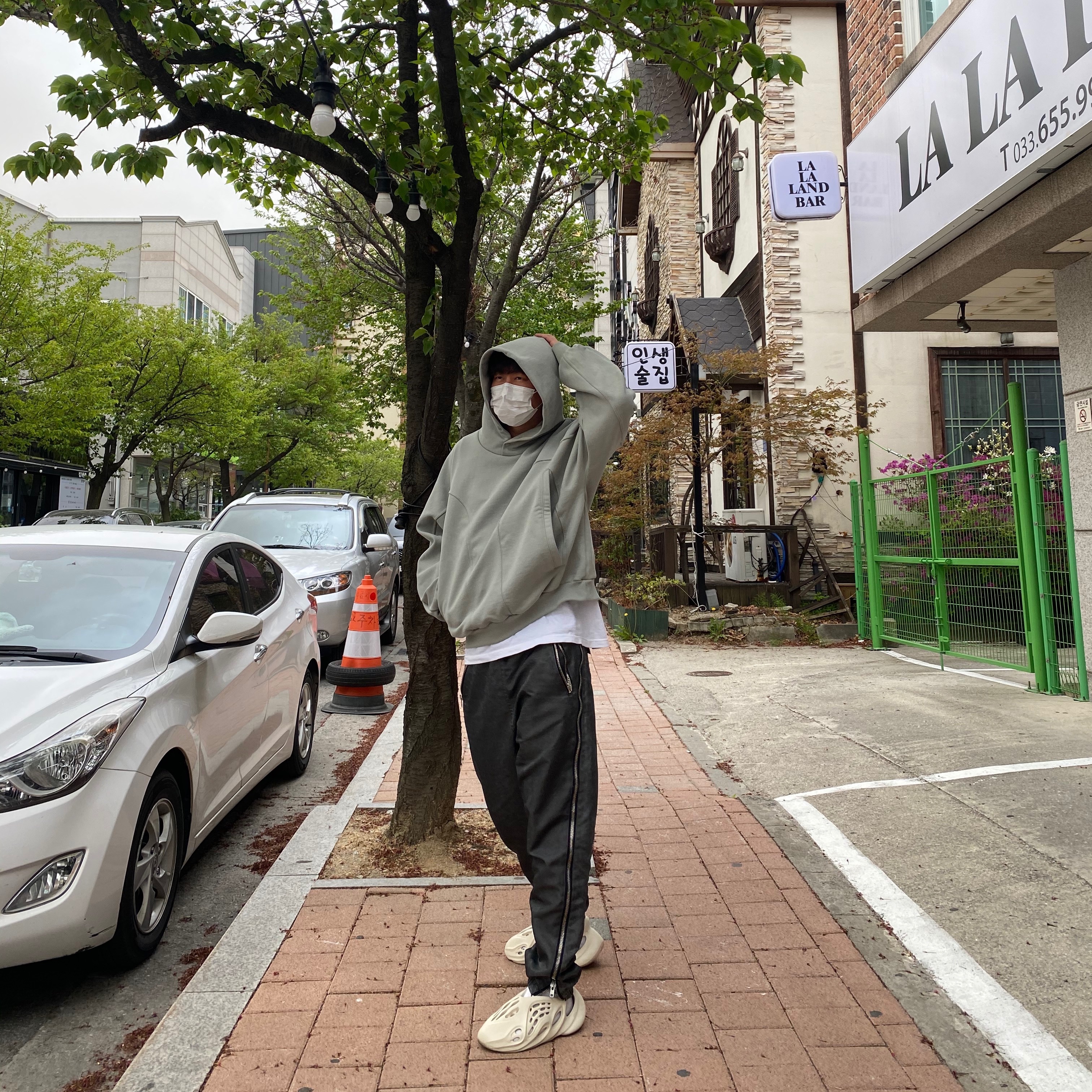 Adidas Yeezy Foam RNNR Sand 착용 스타일 - 1