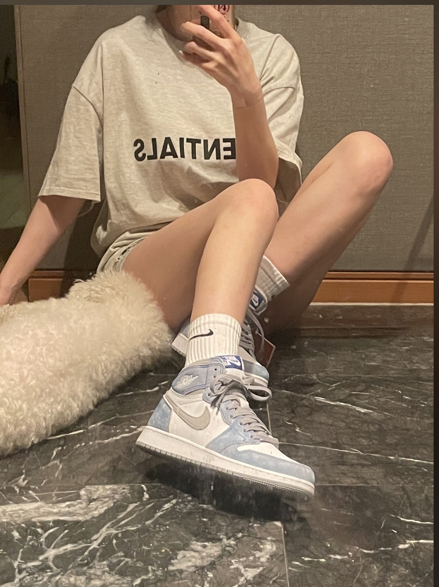 (GS) Jordan 1 Retro High OG Hyper Royal, Essentials 3D Silicon Applique Boxy T-Shirt Oatmeal/Oatmeal Heather/Light Heather Oatmeal 2020 착용 스타일 - 1