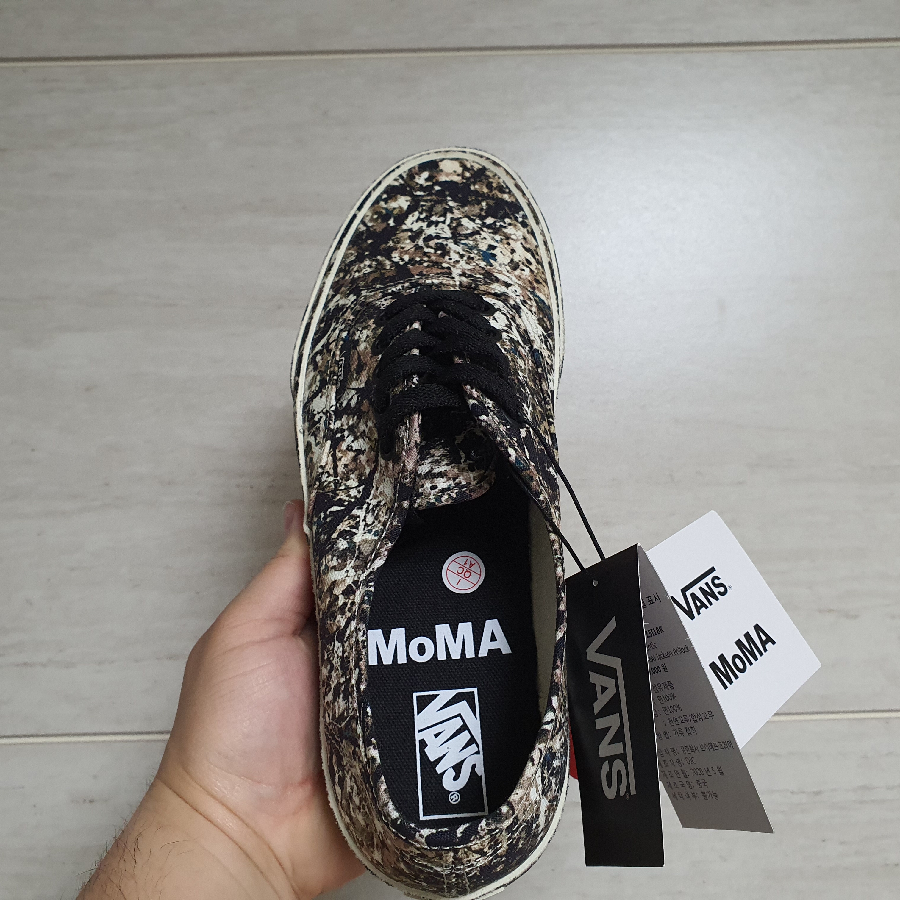 Vans x MoMA Authentic Jackson Pollock 착용 스타일 - 4
