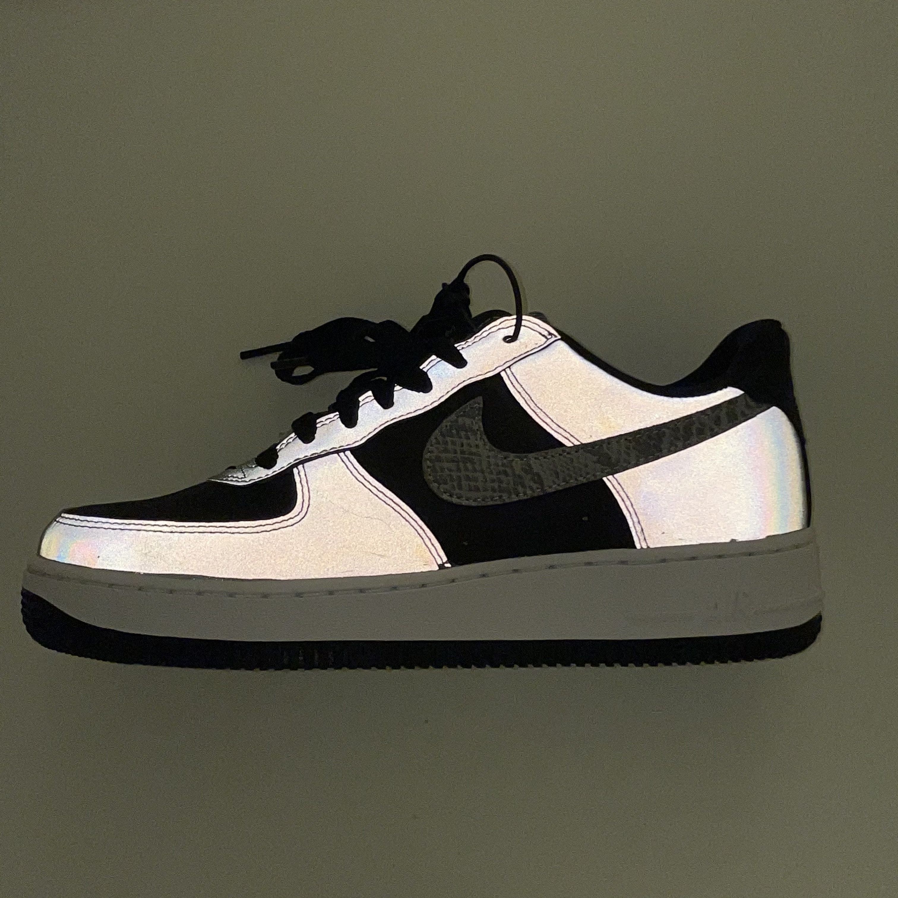 Nike Air Force 1 B Silver Snake 착용 스타일 - 3