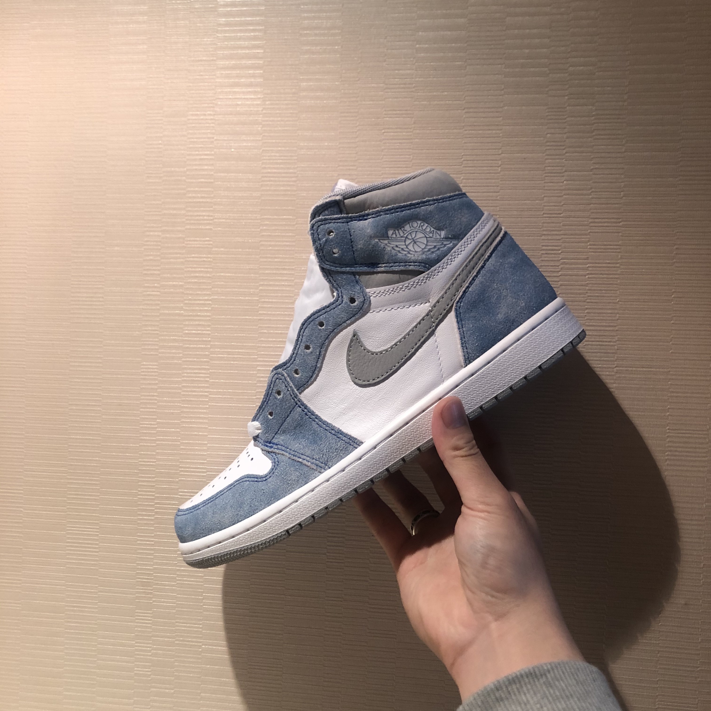Jordan 1 Retro High OG Hyper Royal 착용 스타일