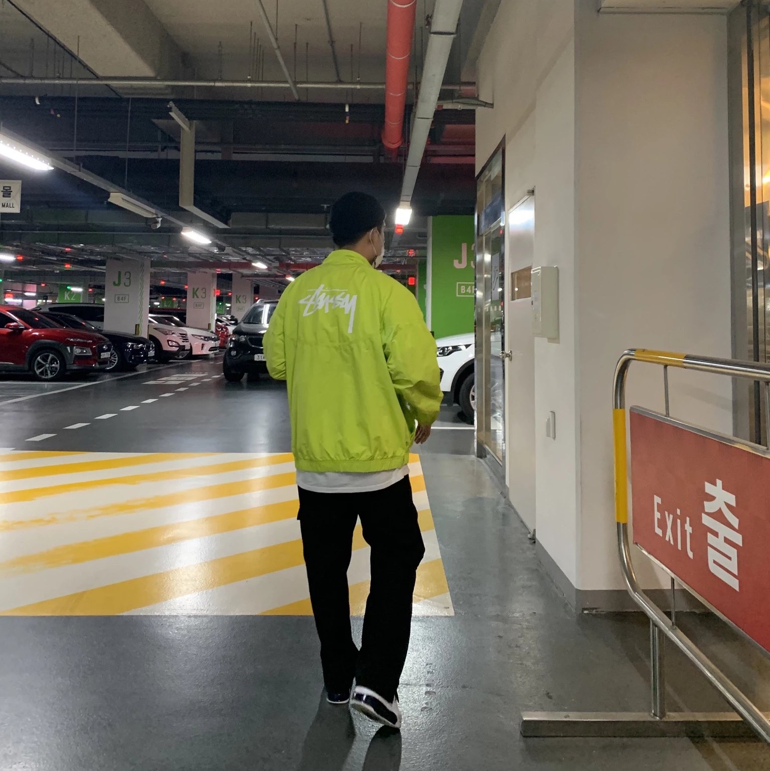 Nike x Stussy Windrunner Jacket Bright Cactus 착용 스타일