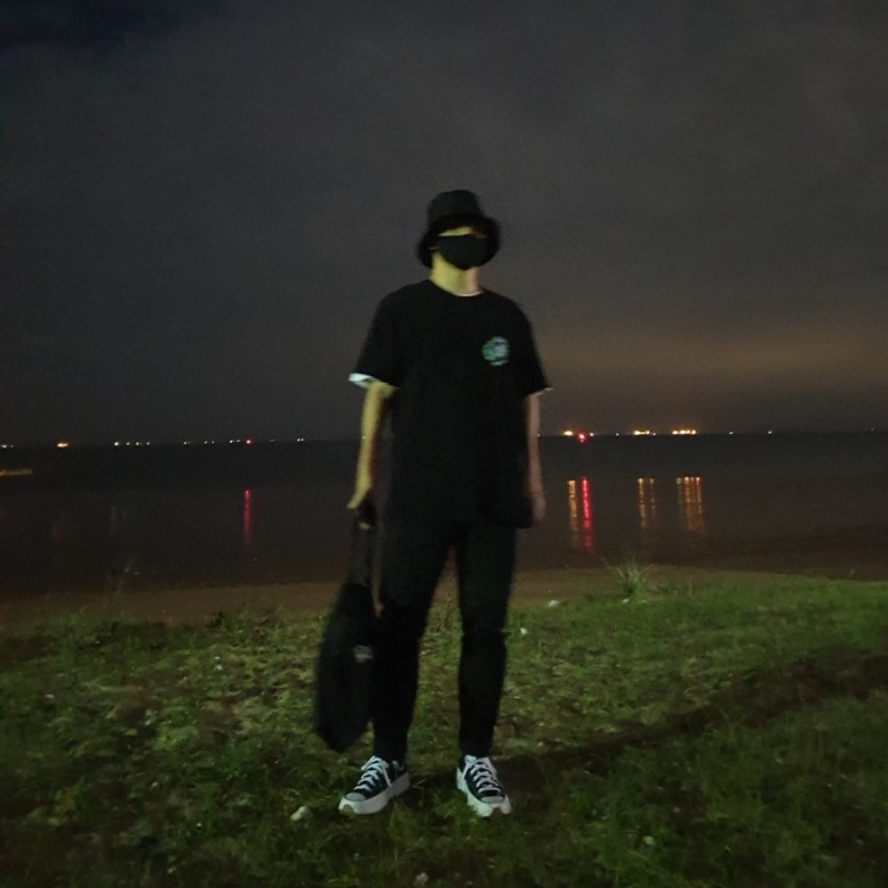 Converse Run Star Hike Hi Black White Gum, Stussy Cosmos T-Shirt Black 착용 스타일 - 1