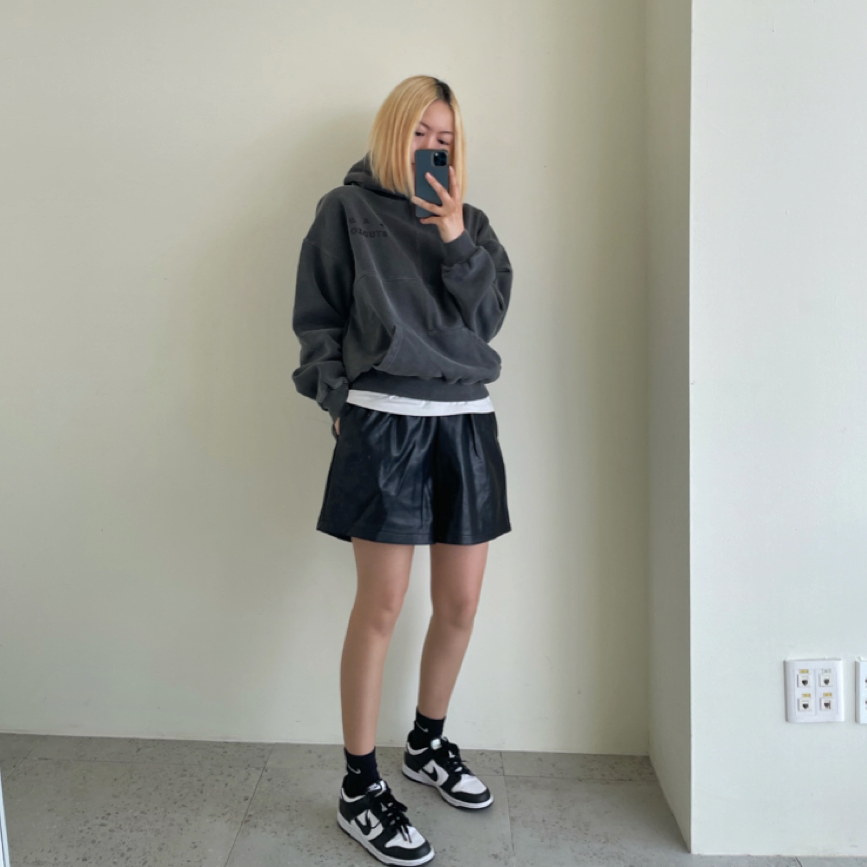 (W) Nike Dunk Low Black, IAB Studio Blocked Pigment Hoodie Black 착용 스타일