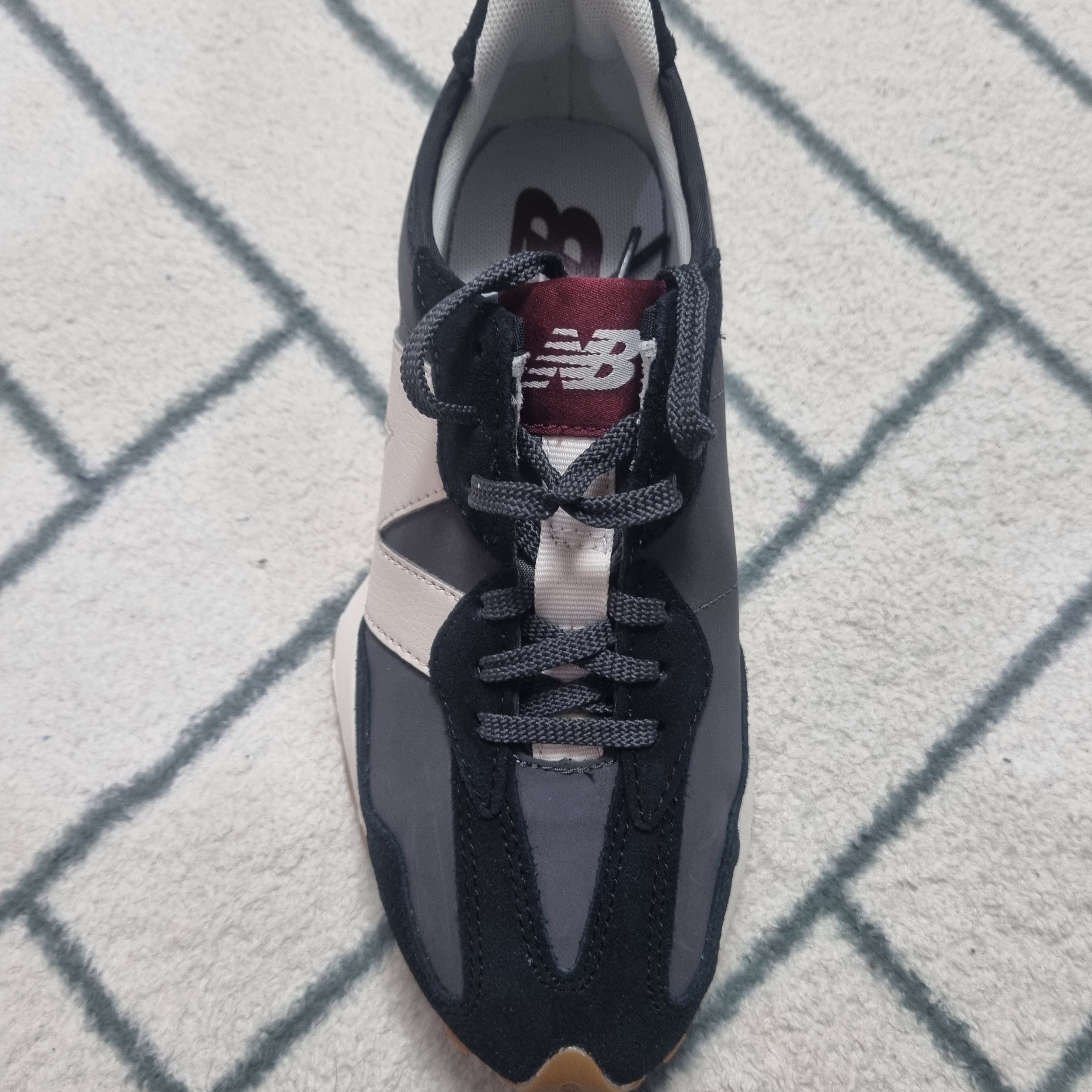 (W) New Balance 327 Black Moonbeam 착용 스타일 - 1