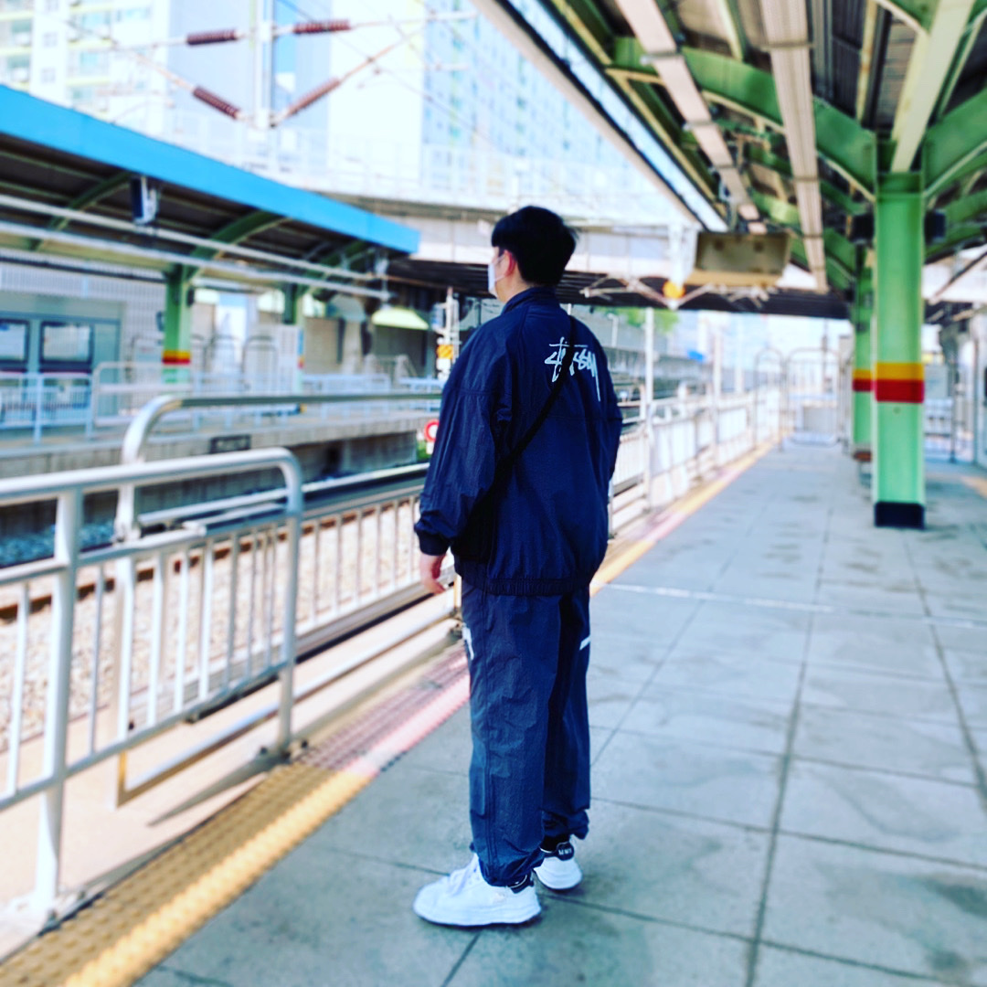 Nike x Stussy Windrunner Jacket Off Noir, Nike x Stussy Beach Pants Off Noir 착용 스타일