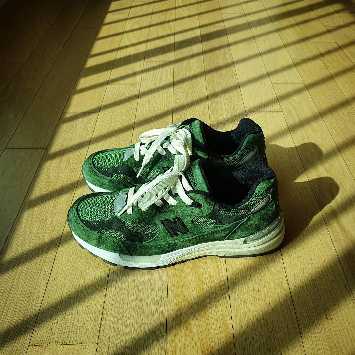 New Balance x JJJJound 992 Made in USA Mossy Green 착용 스타일 - 1