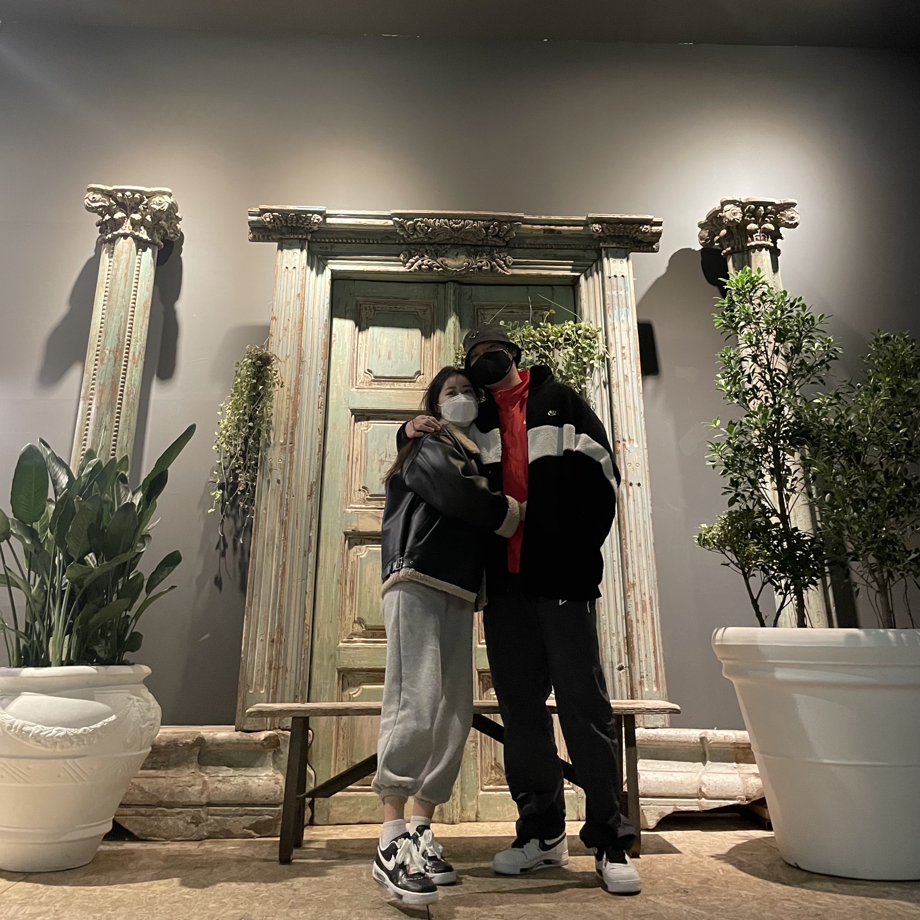 Nike x Stussy Beach Pants Off Noir, Nike x Stussy Windrunner Jacket Habanero Red 착용 스타일