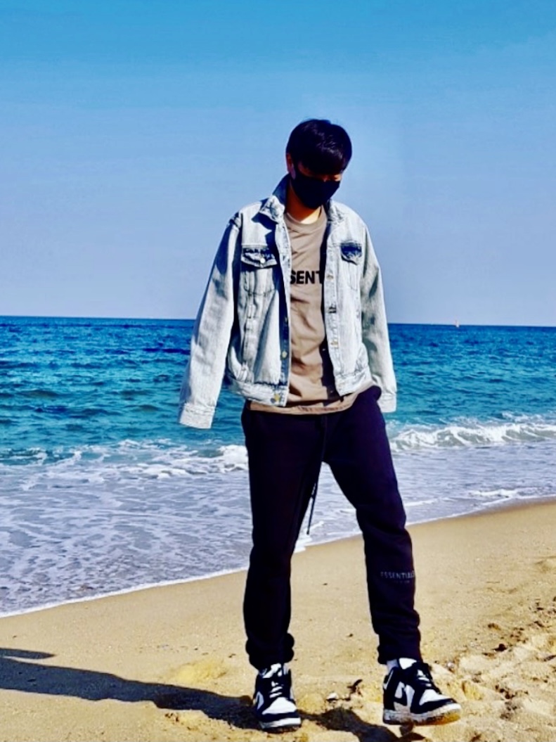 Essentials Denim Trucker Jacket Light Indigo - 20FW, Essentials Sweatpants Dark Slate/Black 2020 착용 스타일
