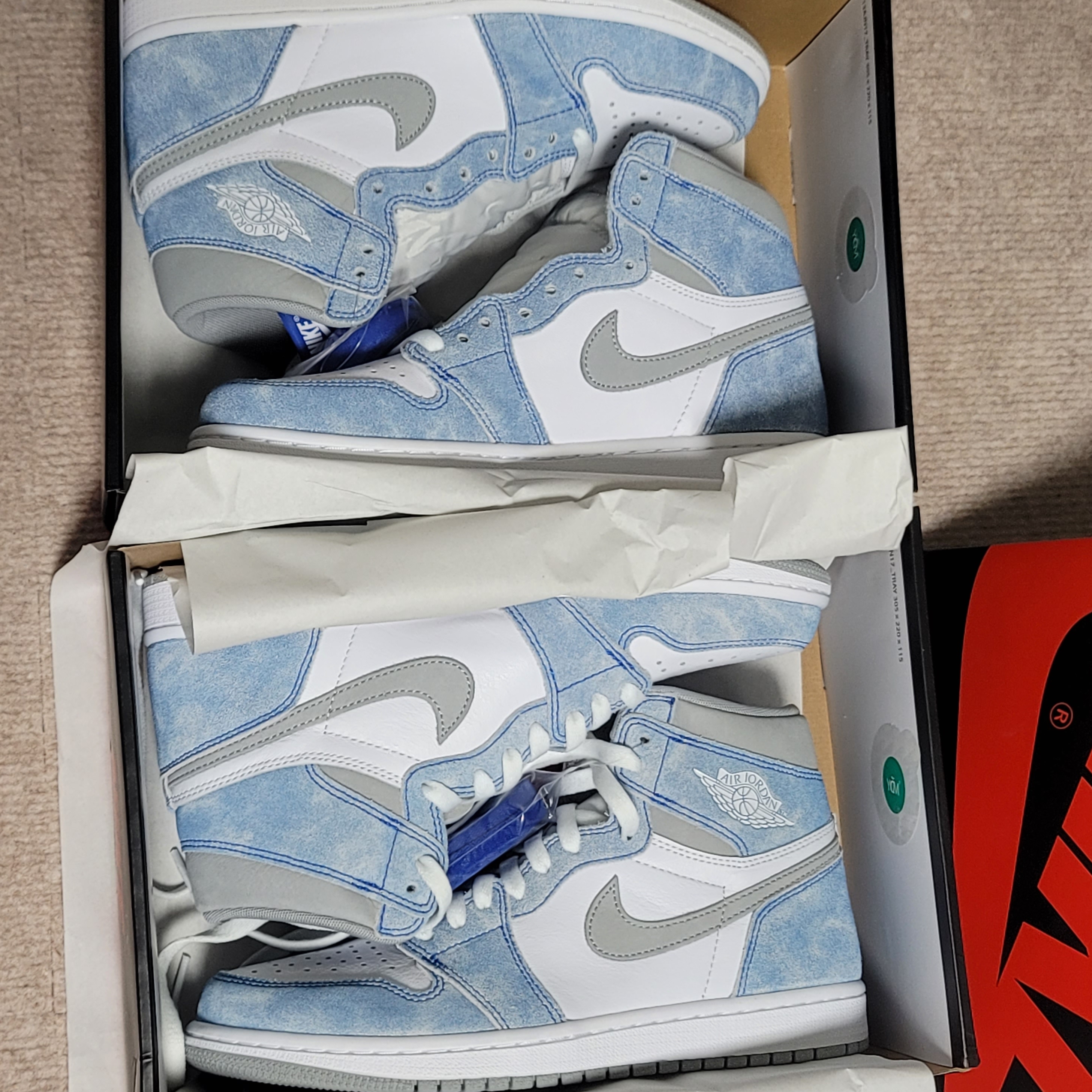 Jordan 1 Retro High OG Hyper Royal 착용 스타일