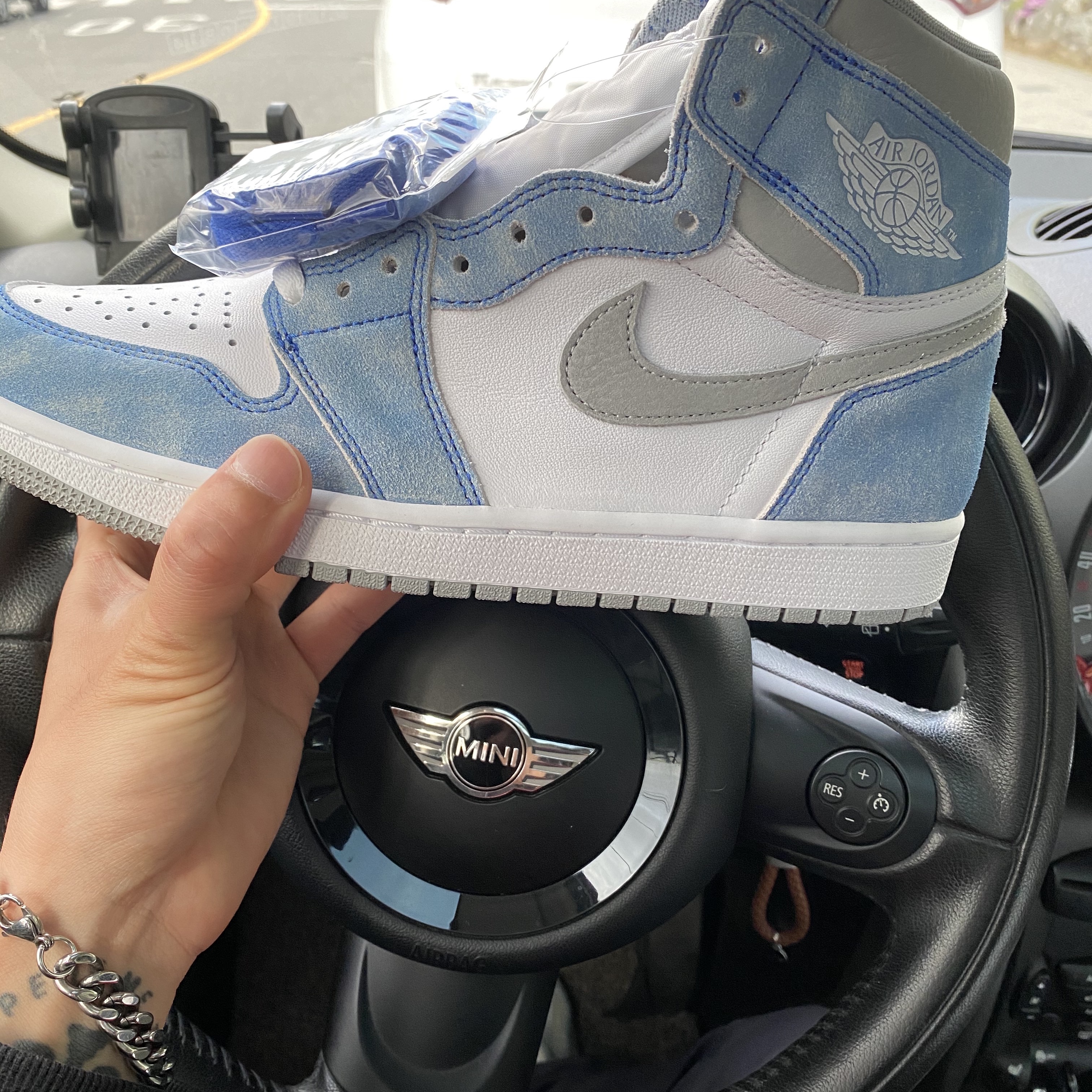 Jordan 1 Retro High OG Hyper Royal 착용 스타일