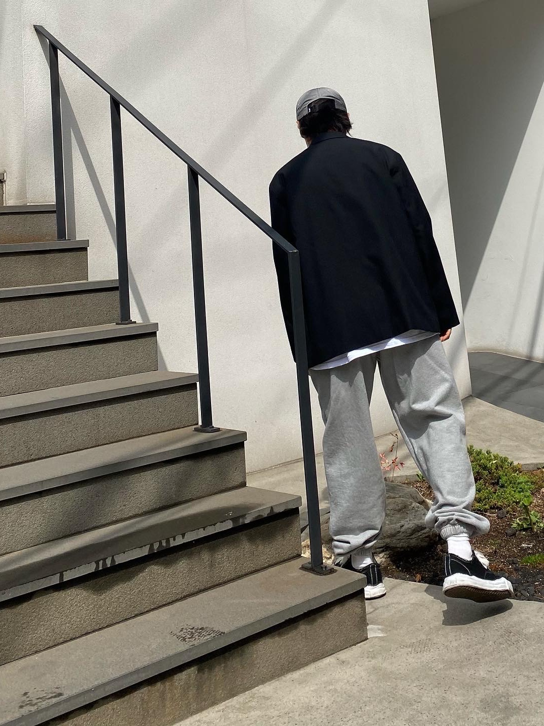 Stussy x Rick Owens 40 WT T-Shirt, Maison Mihara Yasuhiro Peterson OG Sole Canvas Low Sneakers Black 착용 스타일 - 2
