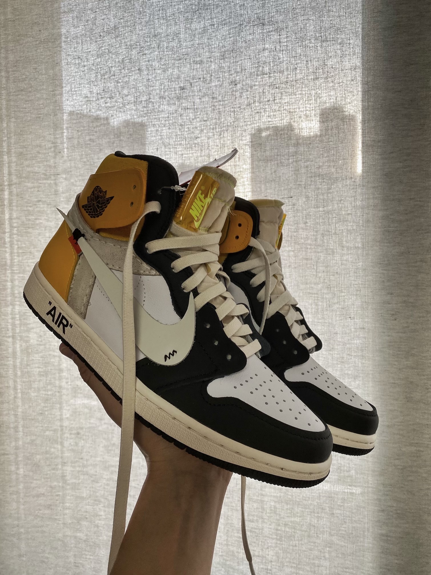 Jordan 1 Retro High OG Volt Gold 착용 스타일 - 3