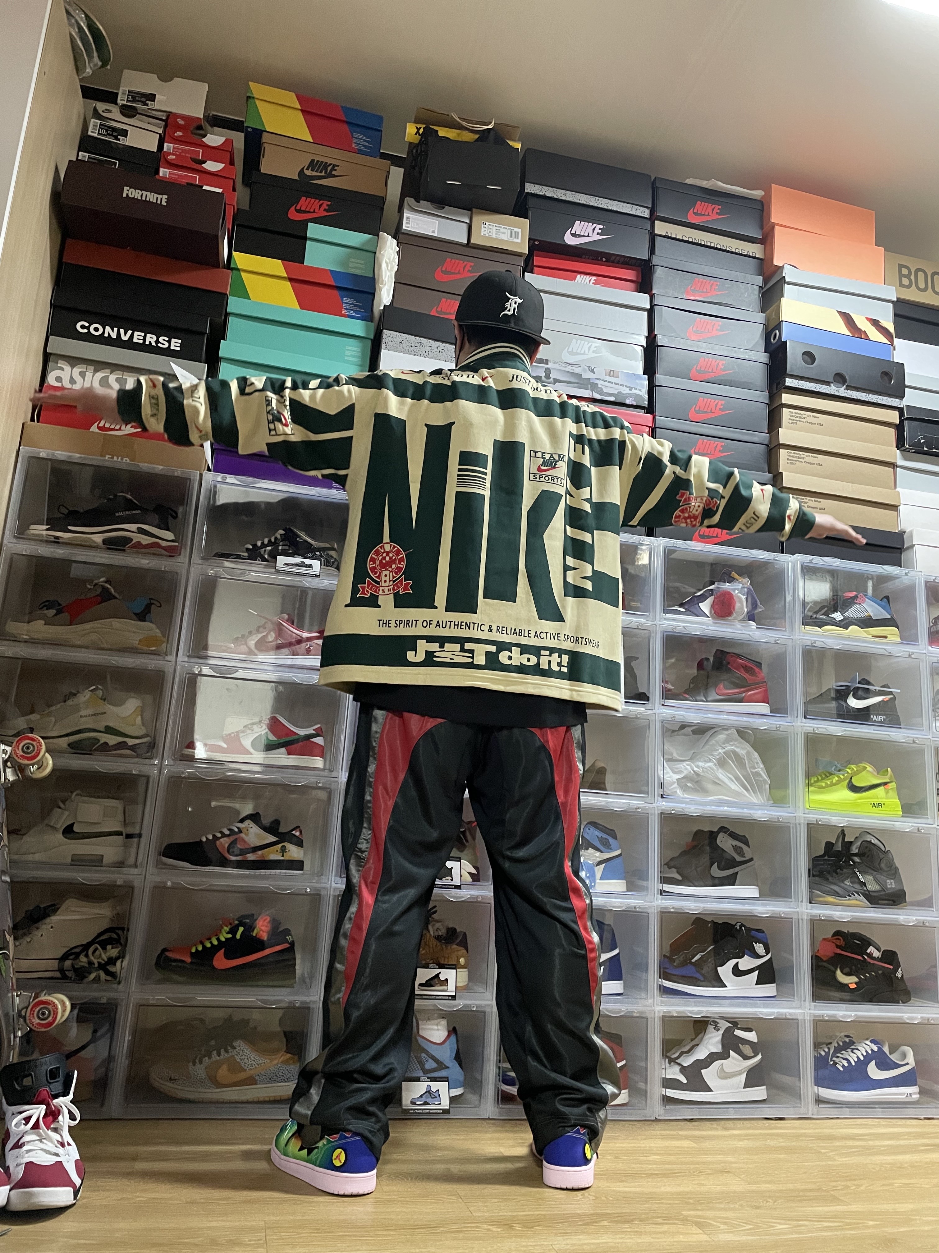 Jordan 1 x J Balvin Retro High OG, Nike x Cactus Plant Flea Market MX Rave Pants Red Grey Black - US/EU 착용 스타일 - 4