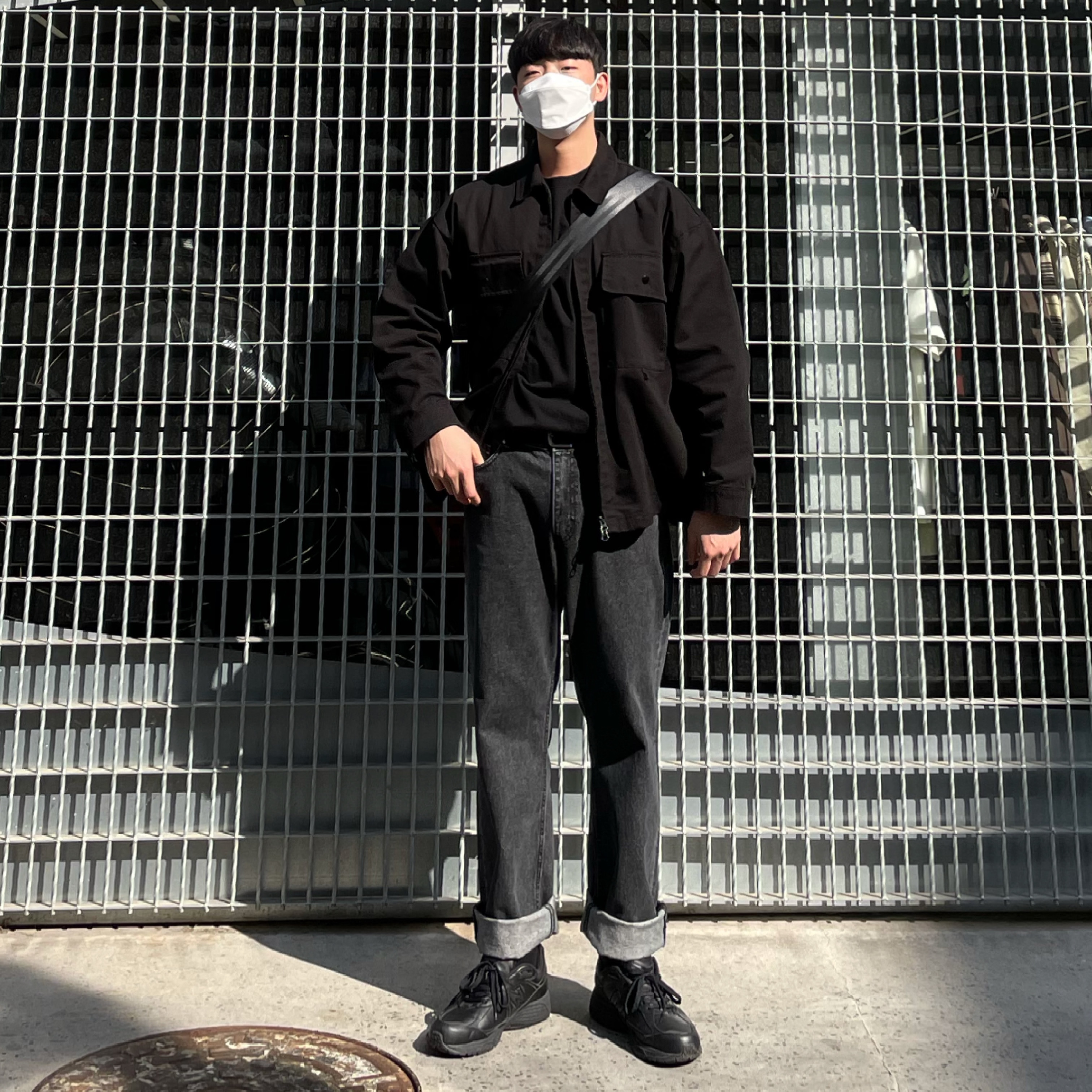 New Balance 2002R Triple Black 착용 스타일