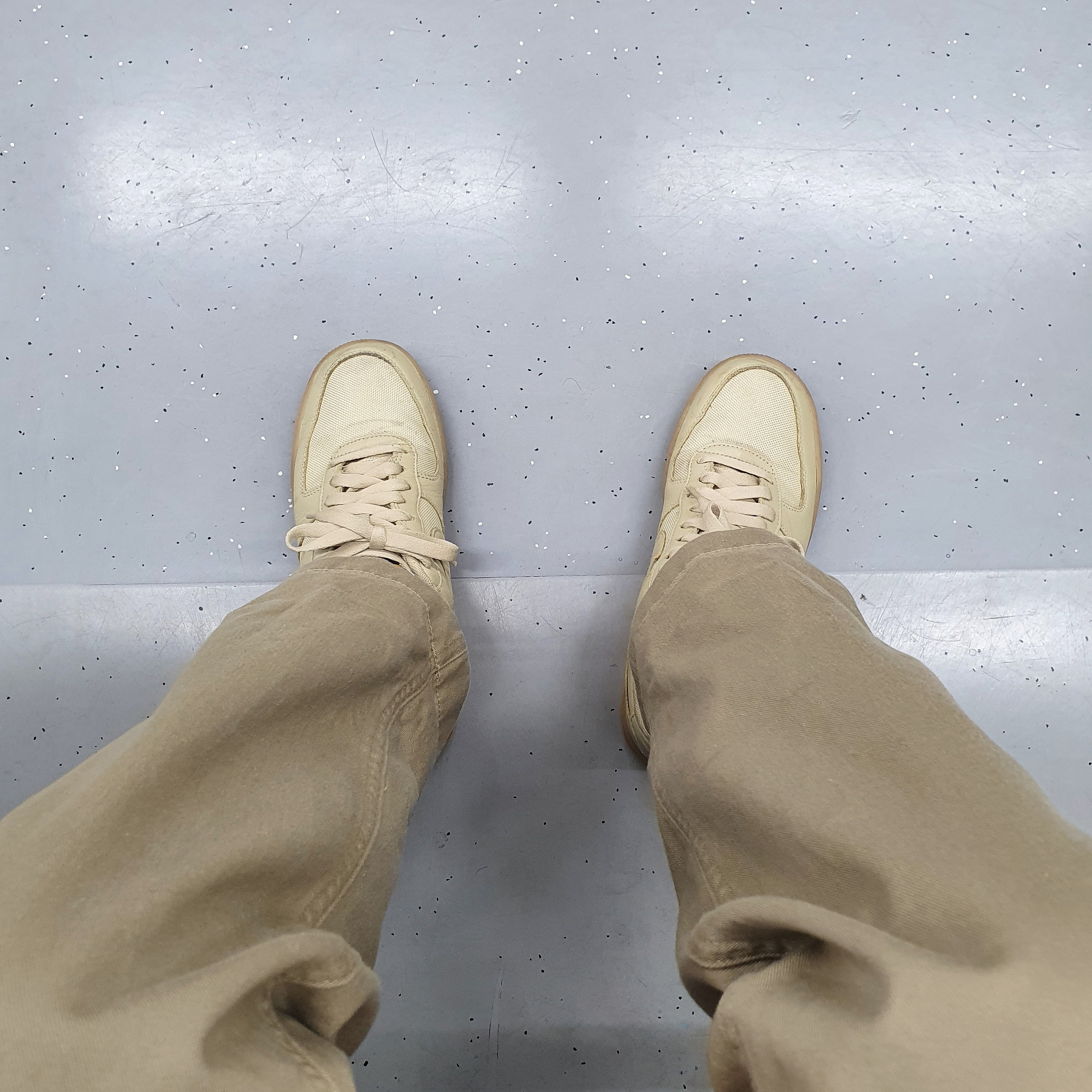 Nike Air Force 1 Low Gore-Tex Team Gold Khaki 착용 스타일 - 2