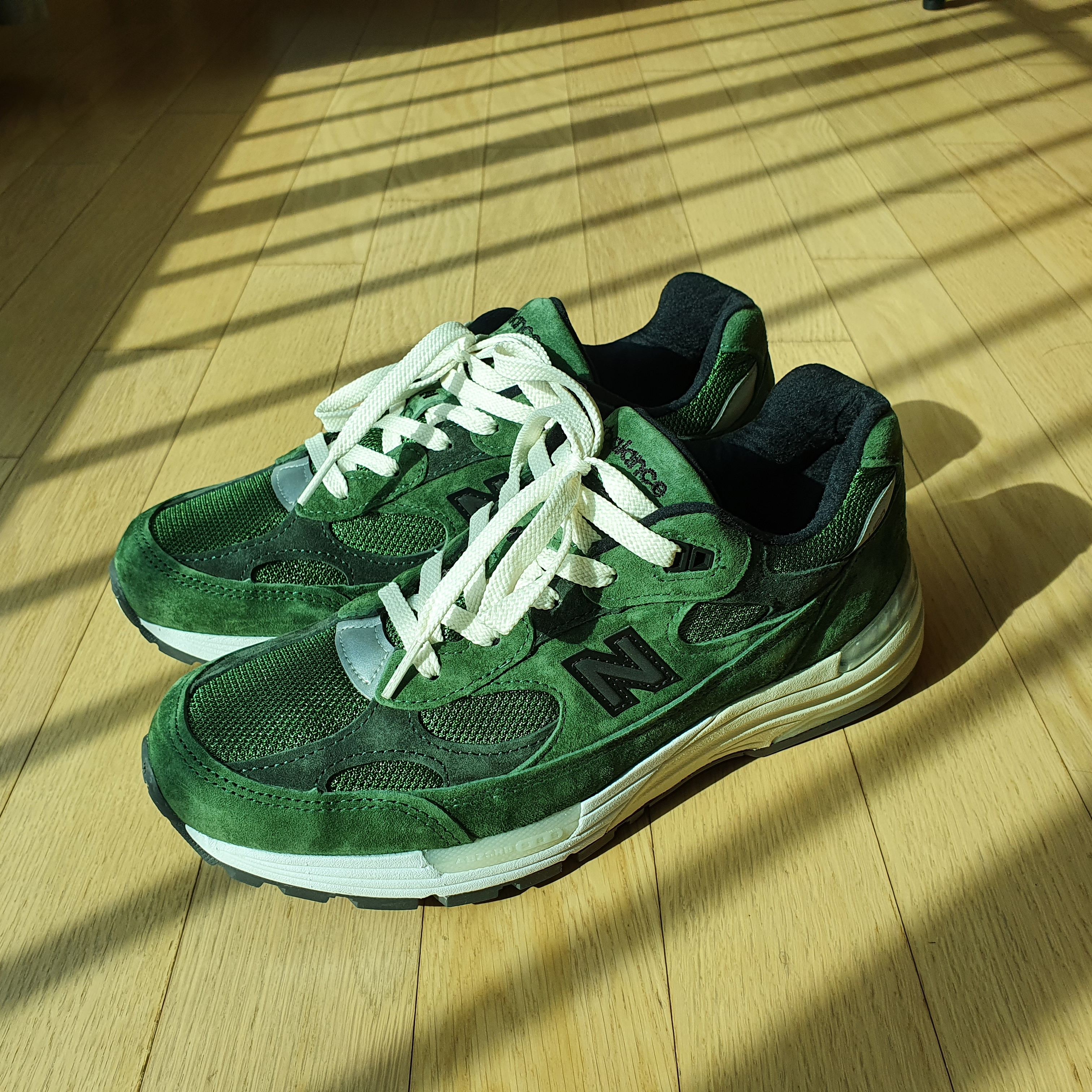 New Balance x JJJJound 992 Made in USA Mossy Green 착용 스타일 - 2
