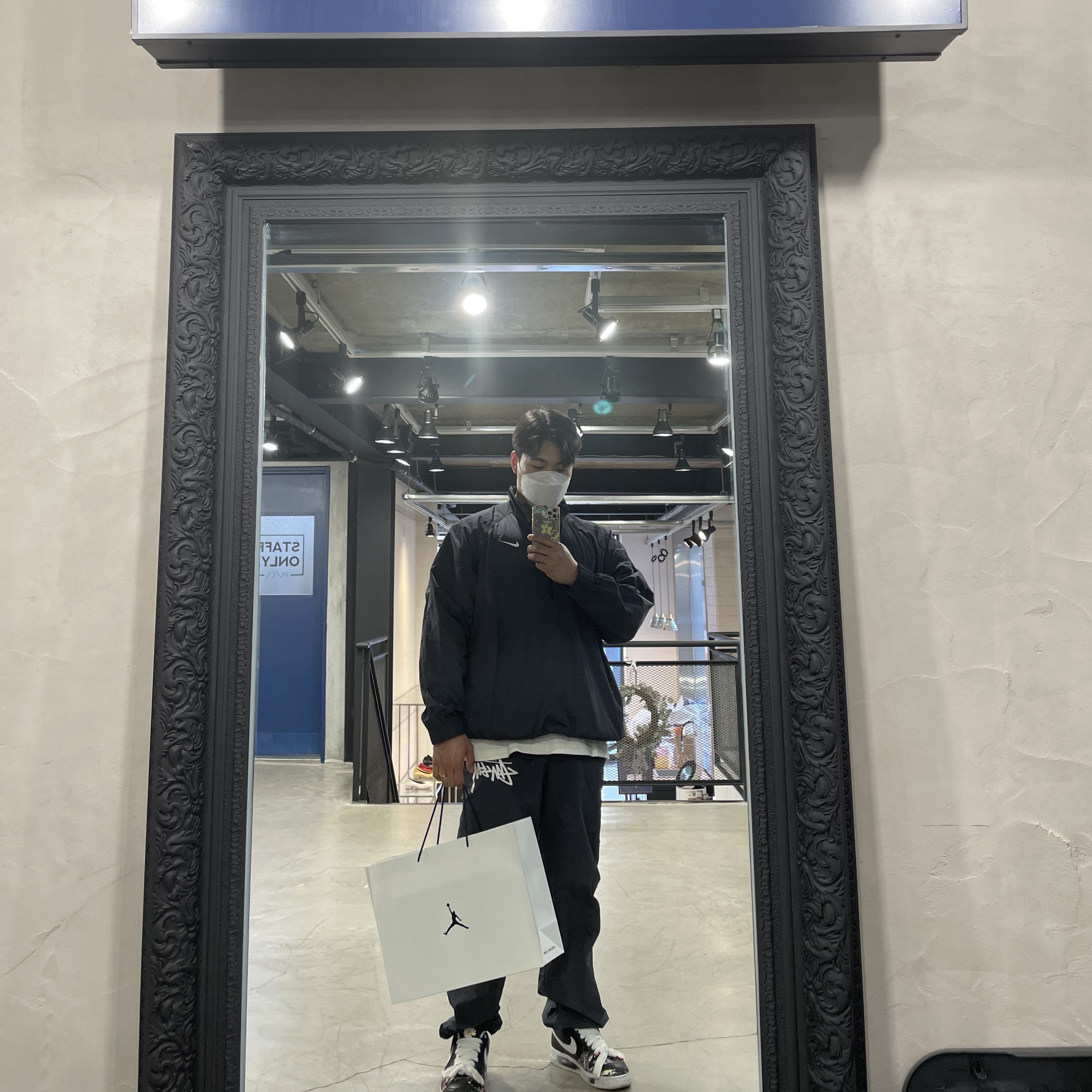 Nike x Stussy Windrunner Jacket Off Noir, Nike x Stussy Beach Pants Off Noir 착용 스타일