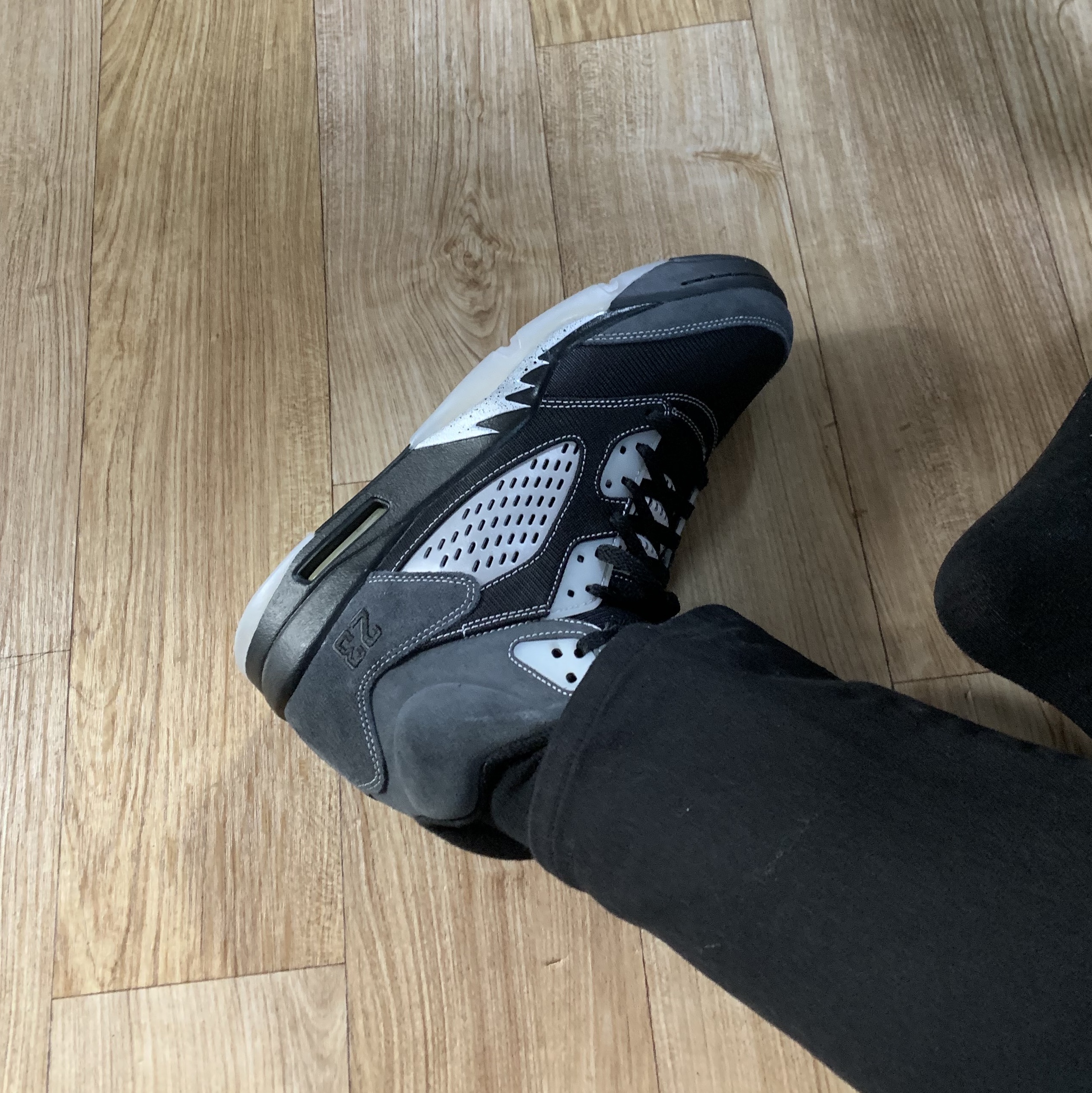 Jordan 5 Retro Anthracite 착용 스타일 - 2