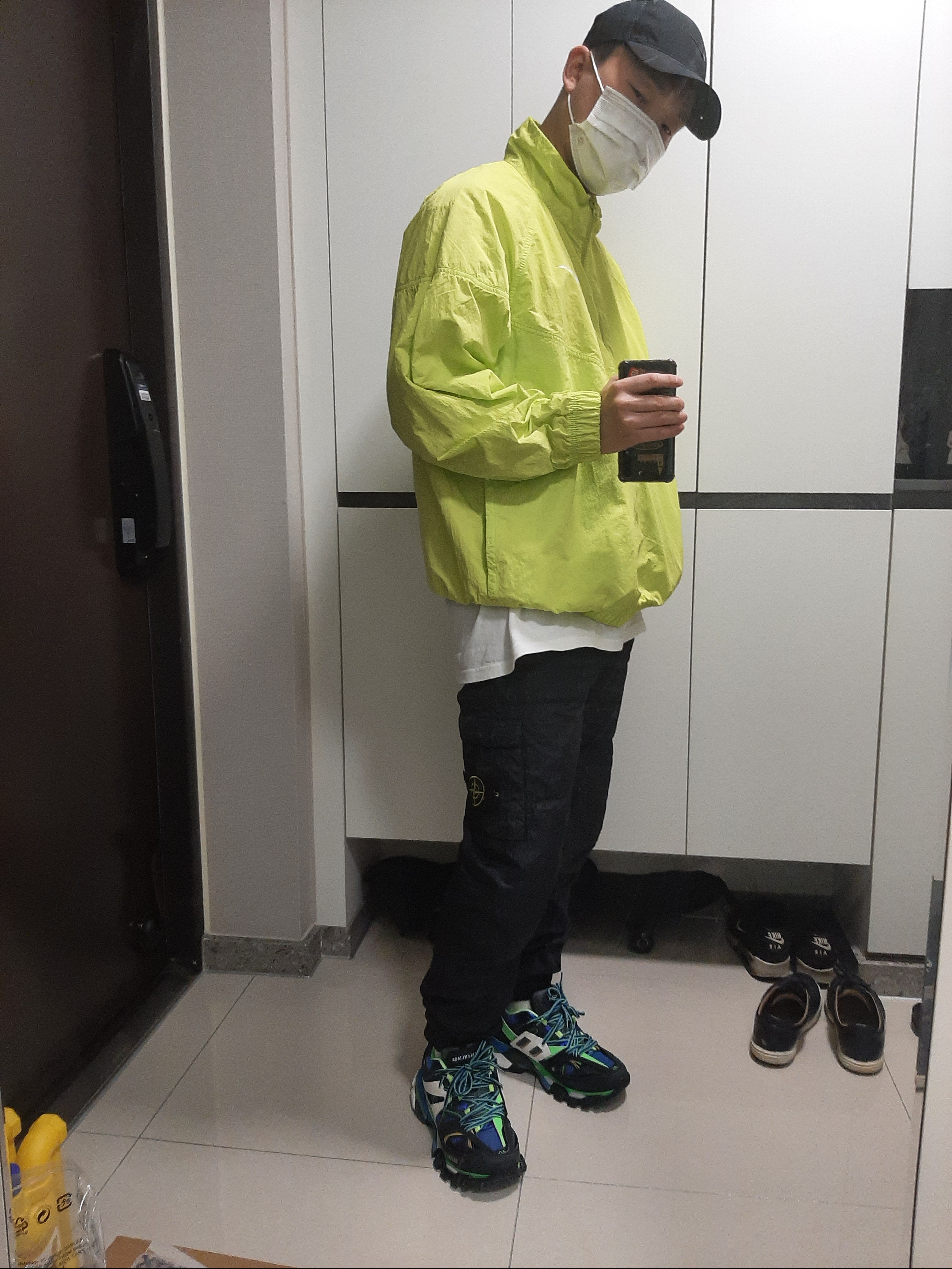 Balenciaga Track Sneakers Green White Blue 2019, Nike x Stussy Windrunner Jacket Bright Cactus 착용 스타일