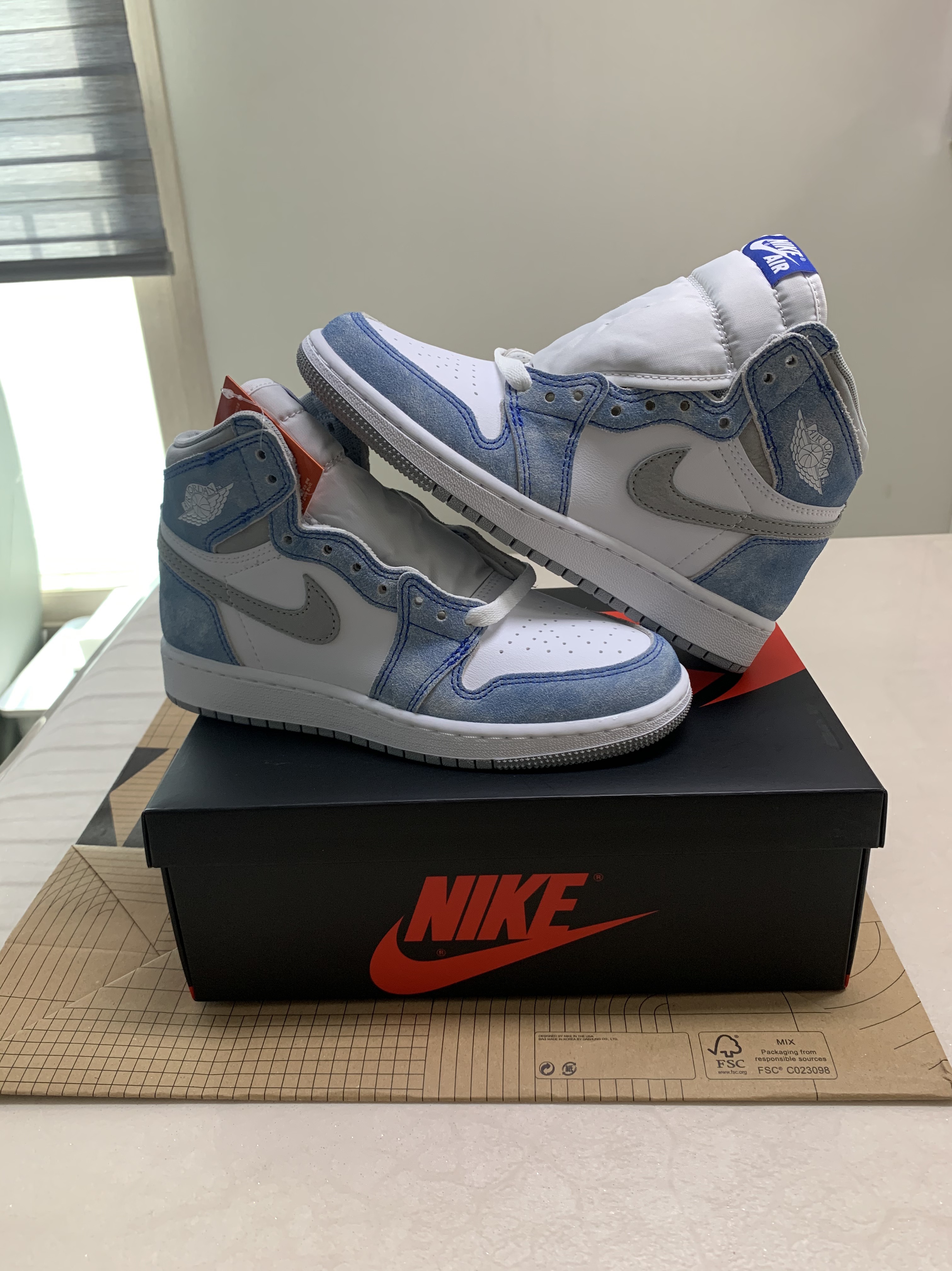 (GS) Jordan 1 Retro High OG Hyper Royal 착용 스타일 - 1