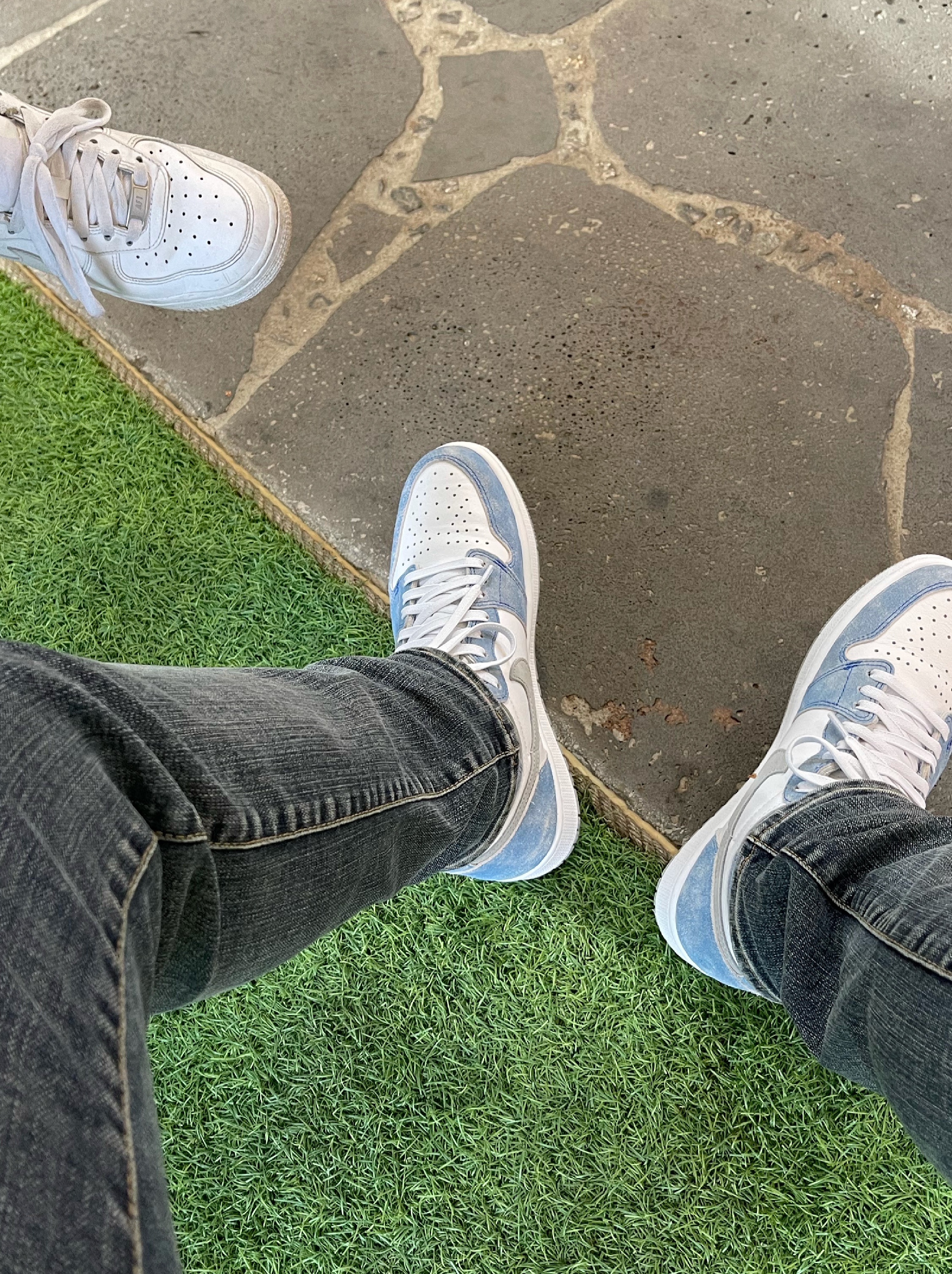 Jordan 1 Retro High OG Hyper Royal 착용 스타일 - 2