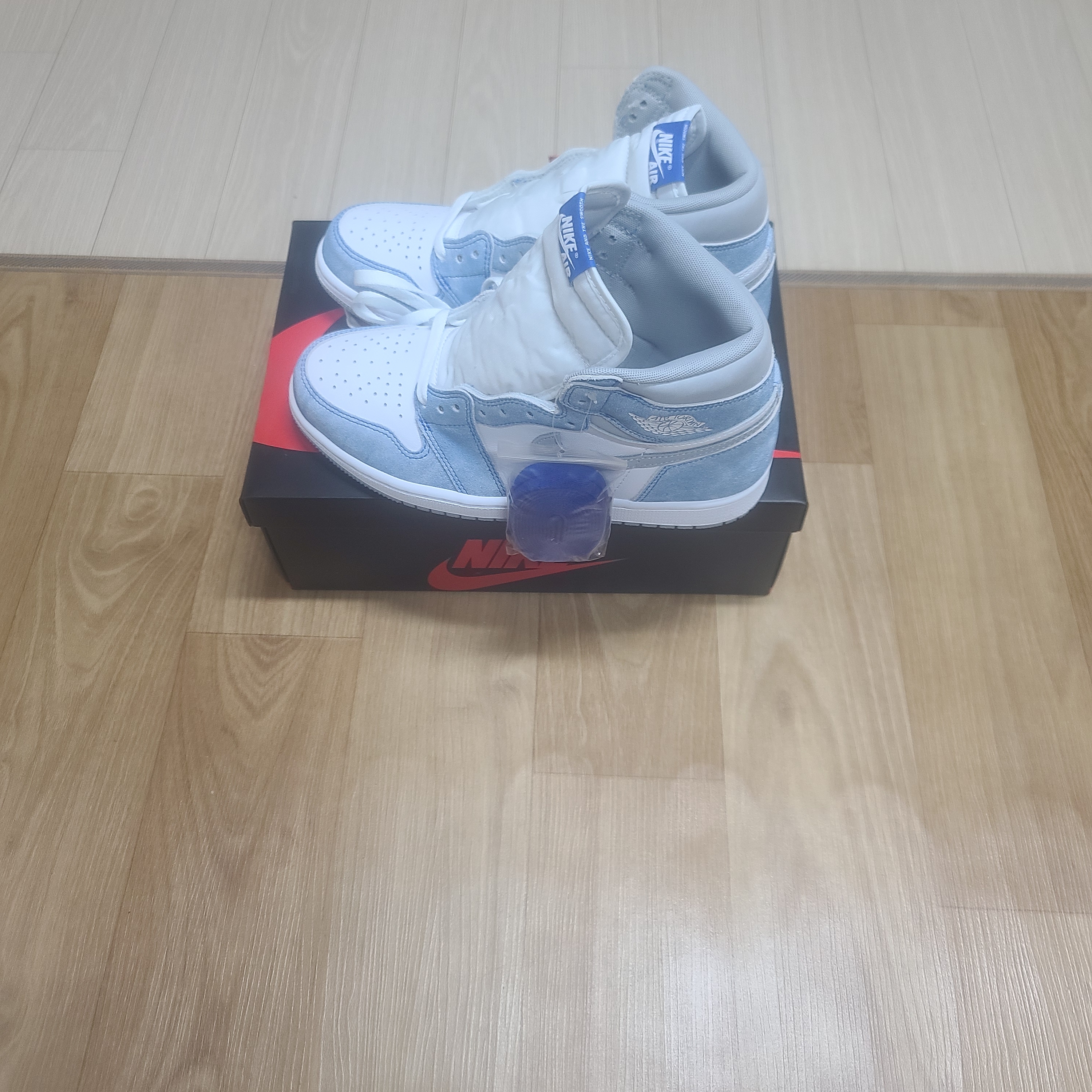 Jordan 1 Retro High OG Hyper Royal 착용 스타일 - 3