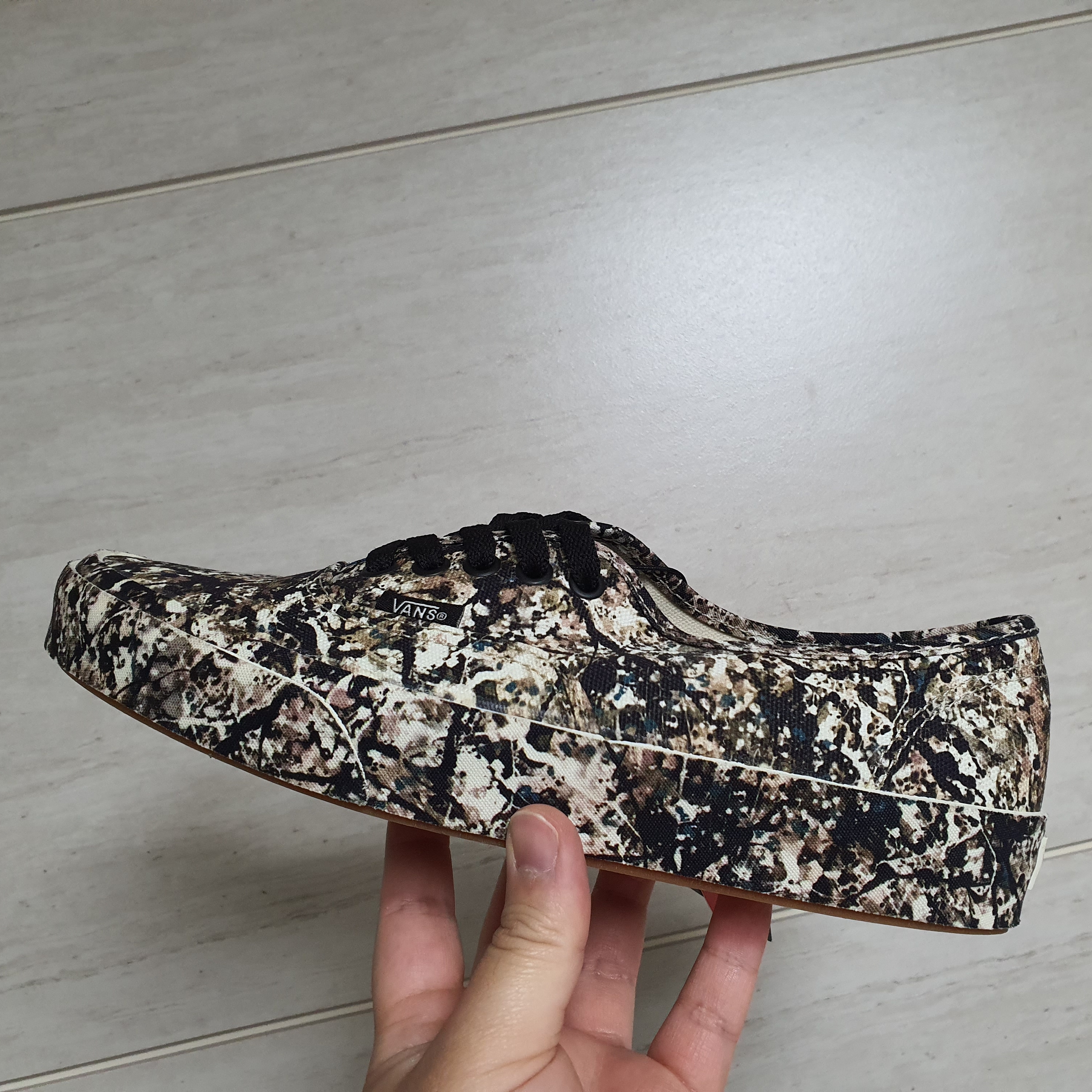 Vans x MoMA Authentic Jackson Pollock 착용 스타일 - 3