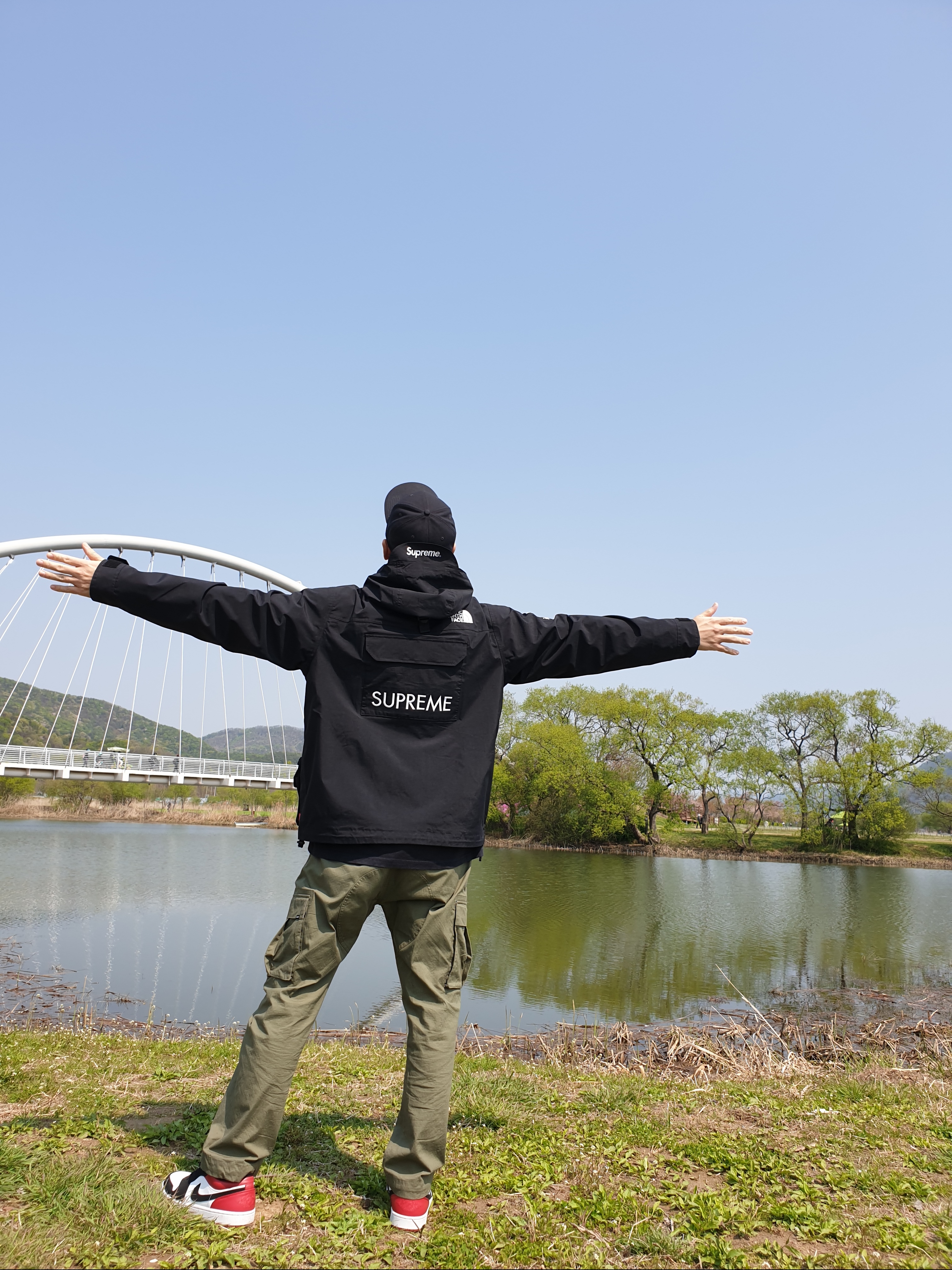 Jordan 1 Low Black Toe, Supreme x The North Face Cargo Jacket Black - 20SS 착용 스타일