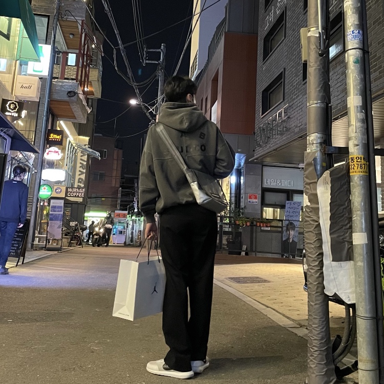 IAB Studio Blocked Pigment Hoodie Black 착용 스타일