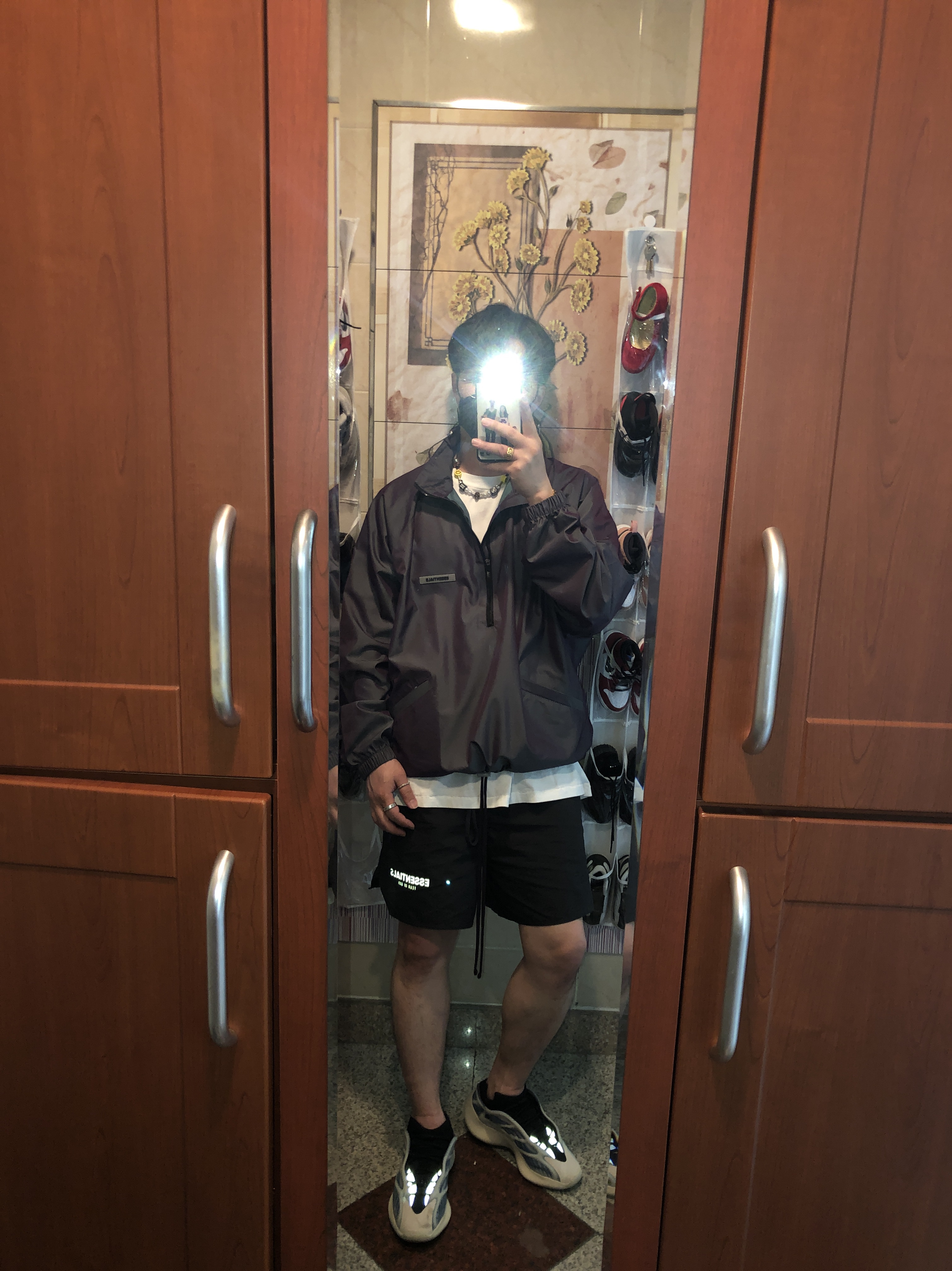 Adidas Yeezy 700 V3 Kyanite, Essentials Sweatshorts Black 2020 착용 스타일 - 1