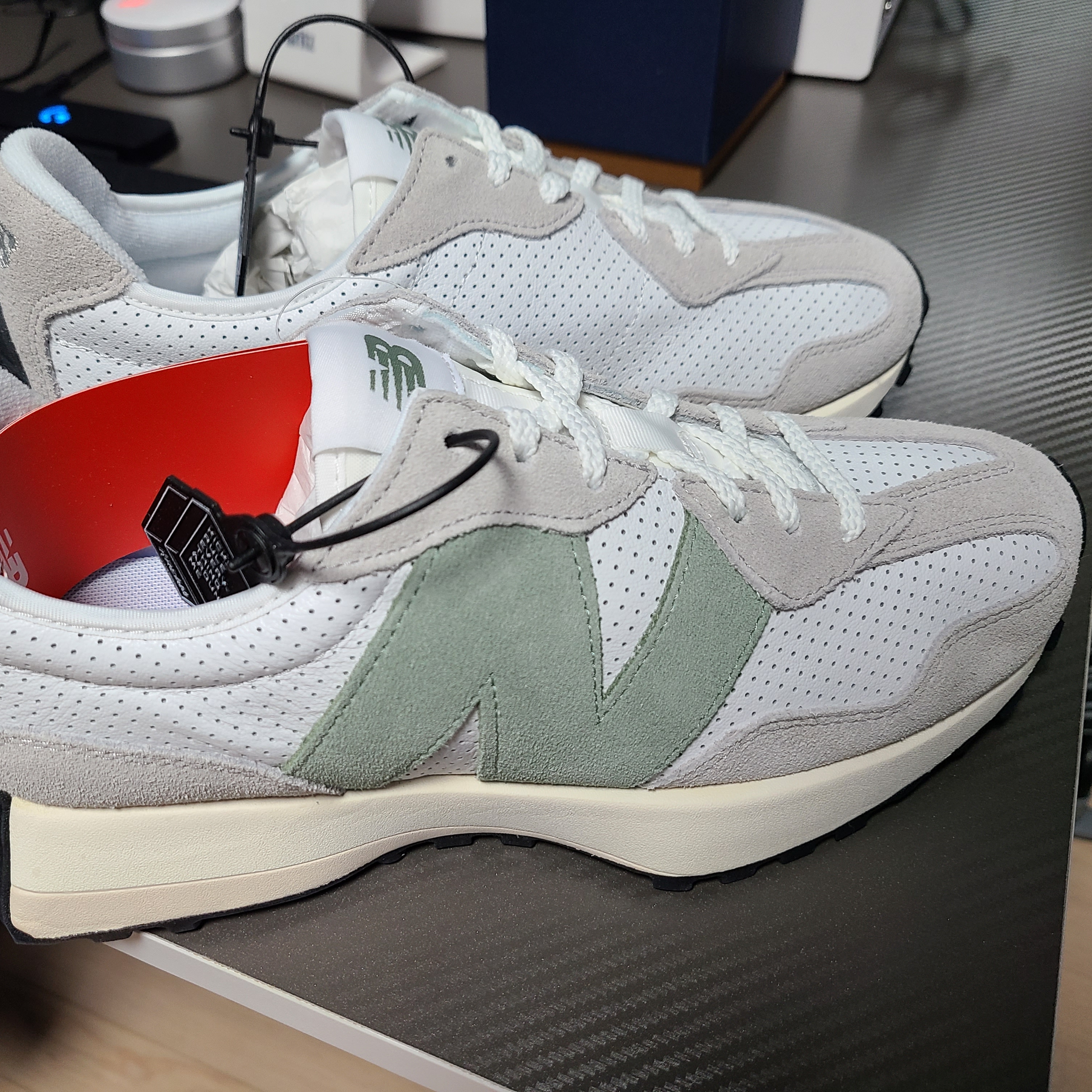 (W) New Balance 327 Grey Green - JD Sports Exclusive 착용 스타일