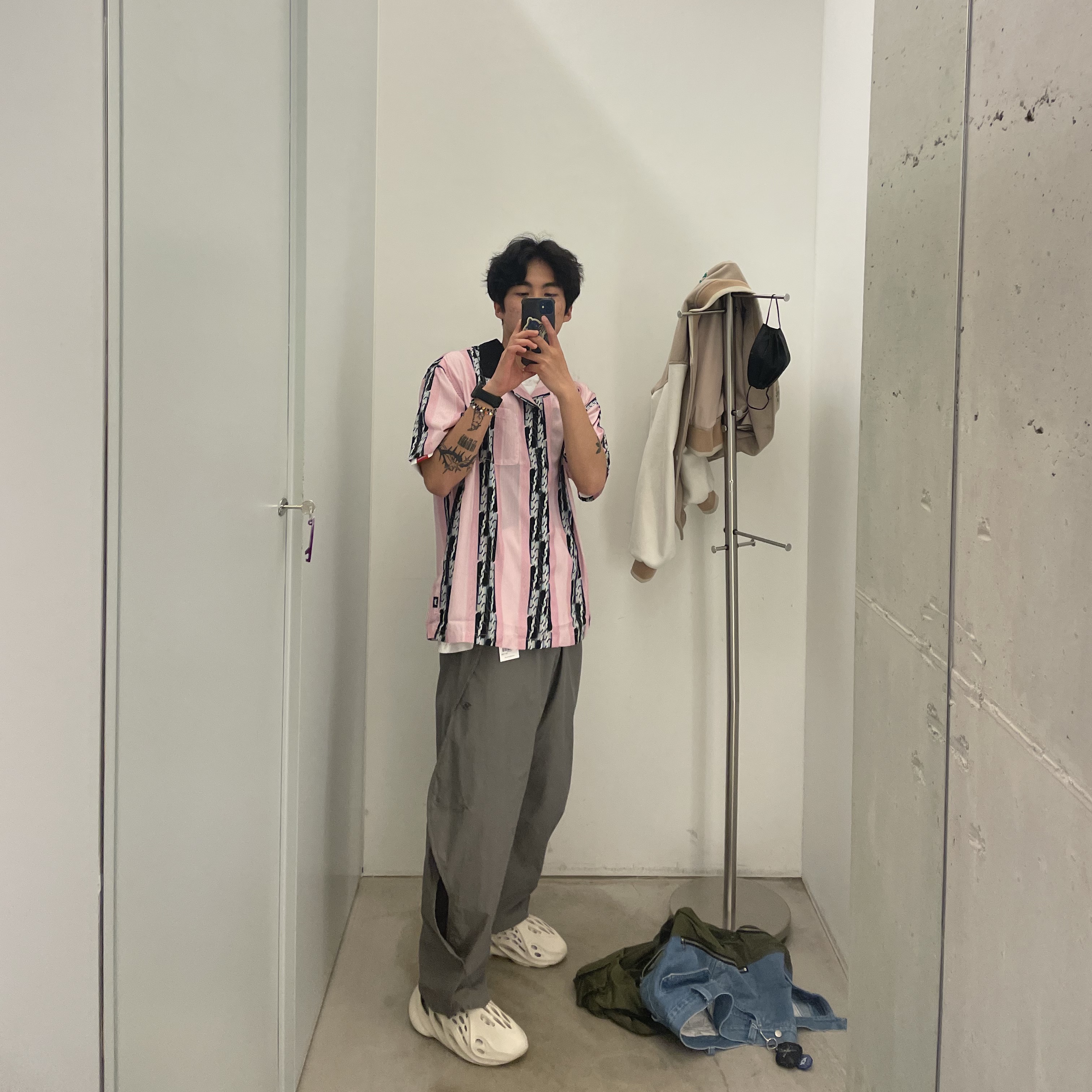 Adidas Yeezy Foam RNNR Sand 착용 스타일