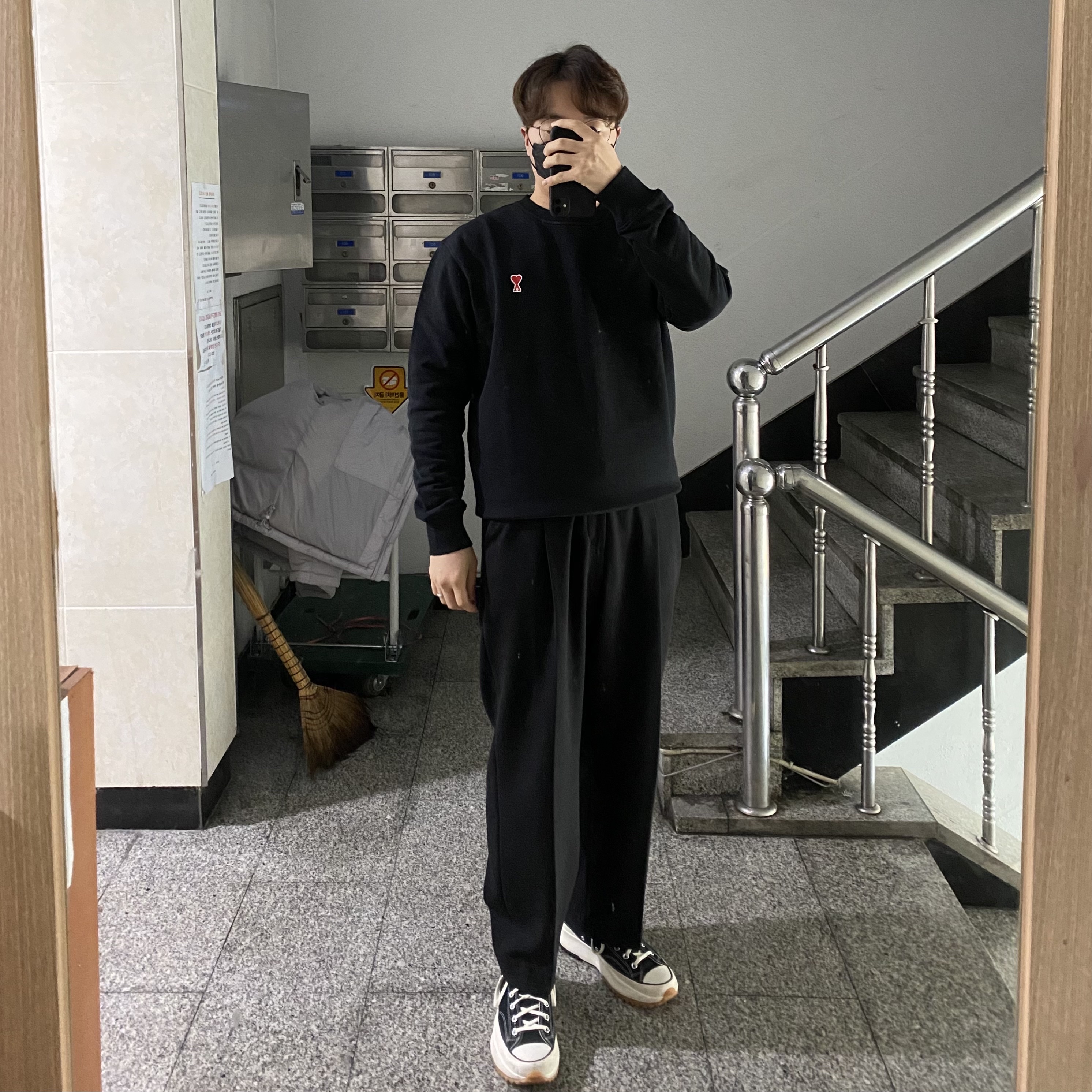 Converse x JW Anderson Run Star Hike Hi Black, AMI de Coeur Sweatshirt Black 착용 스타일