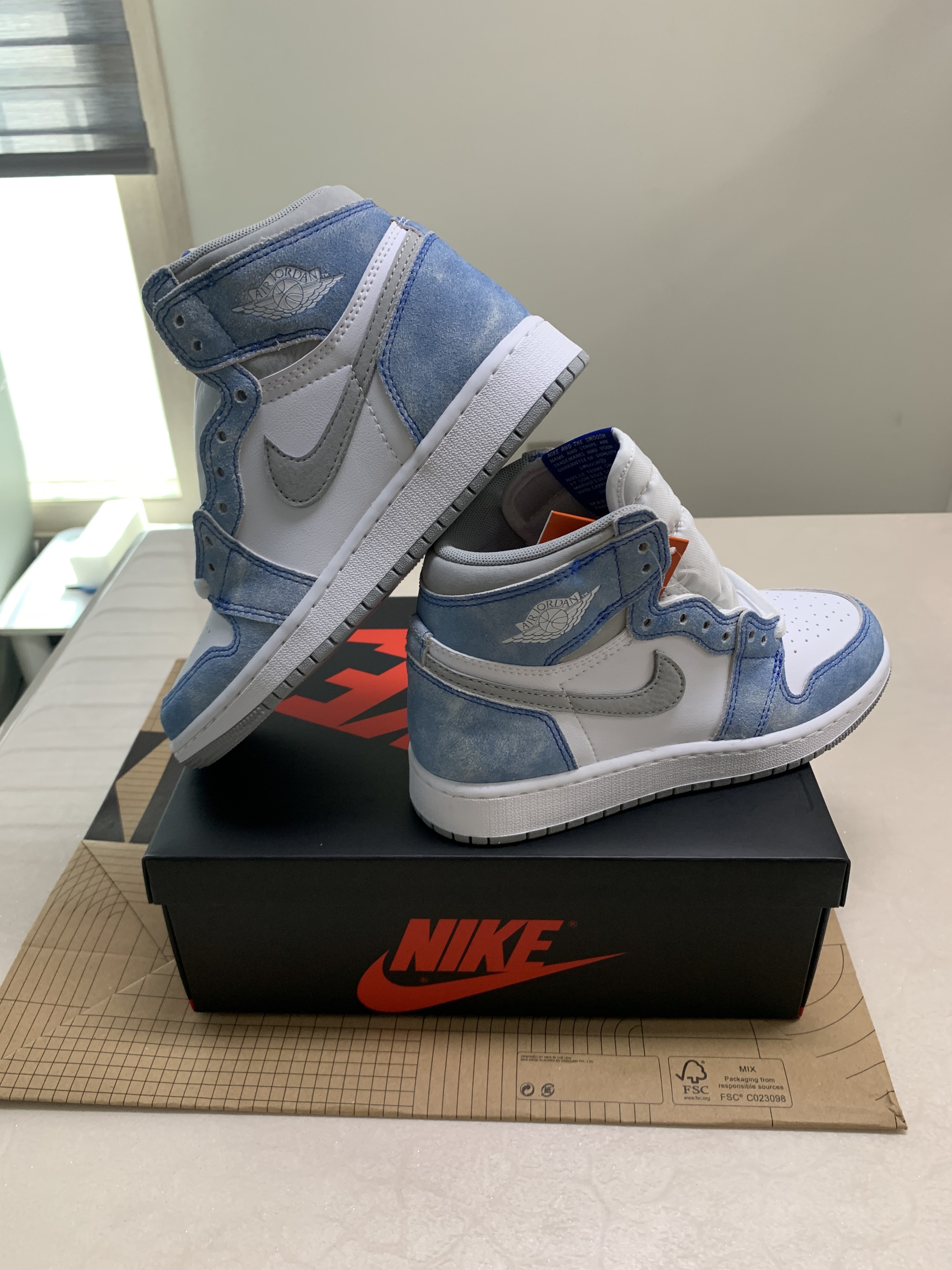 (GS) Jordan 1 Retro High OG Hyper Royal 착용 스타일 - 3