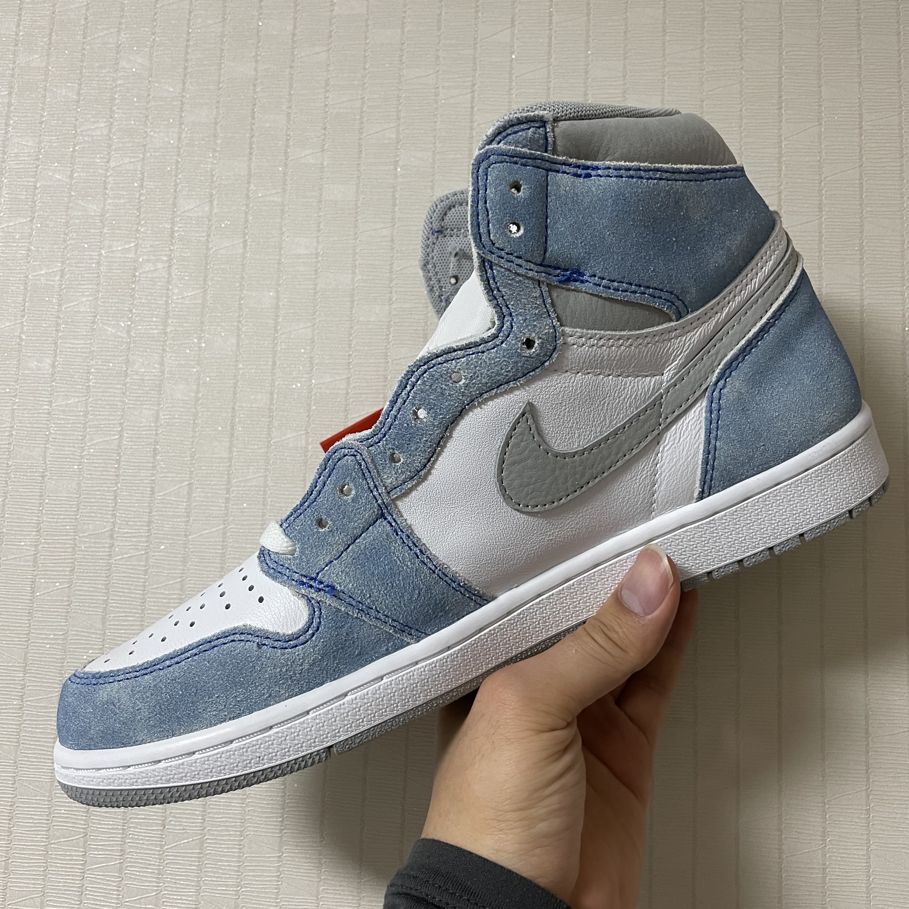 Jordan 1 Retro High OG Hyper Royal 착용 스타일