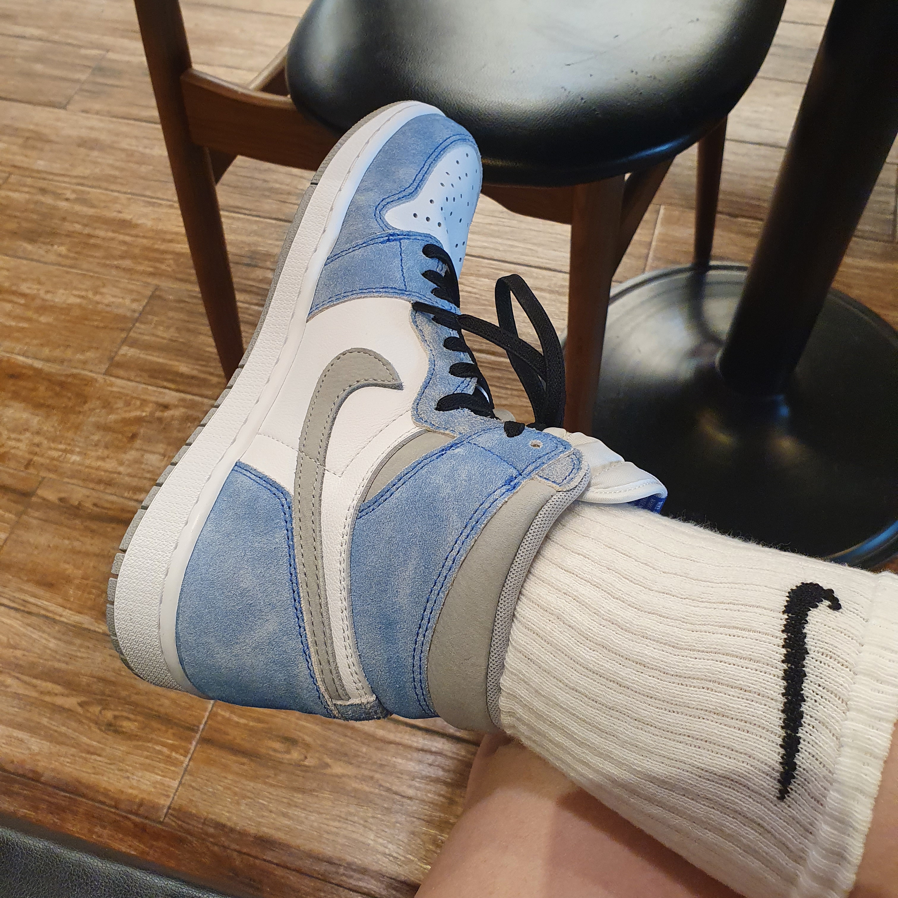 Jordan 1 Retro High OG Hyper Royal 착용 스타일