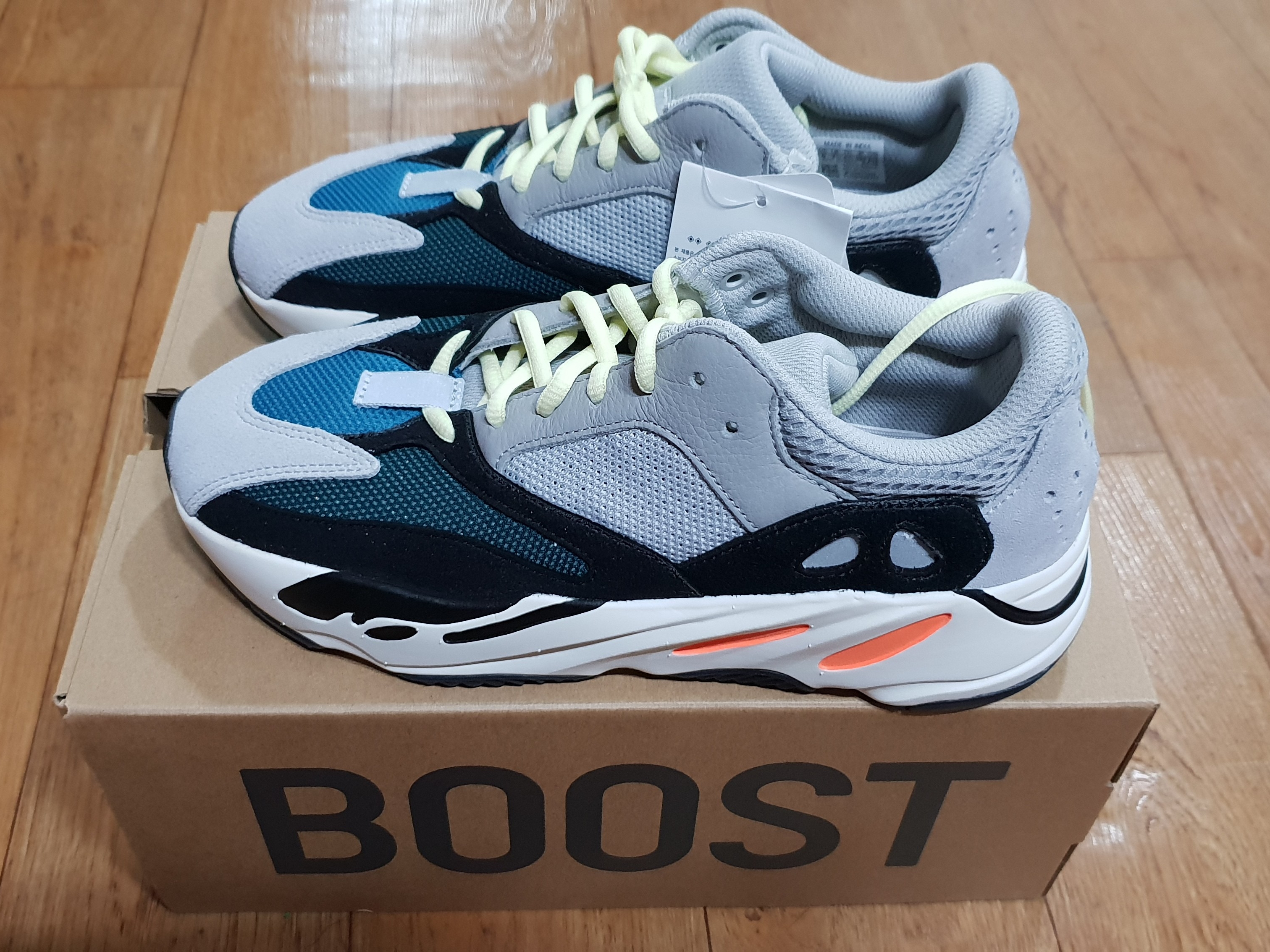 Adidas Yeezy Boost 700 Wave Runner Solid Grey 2017/2019 착용 스타일