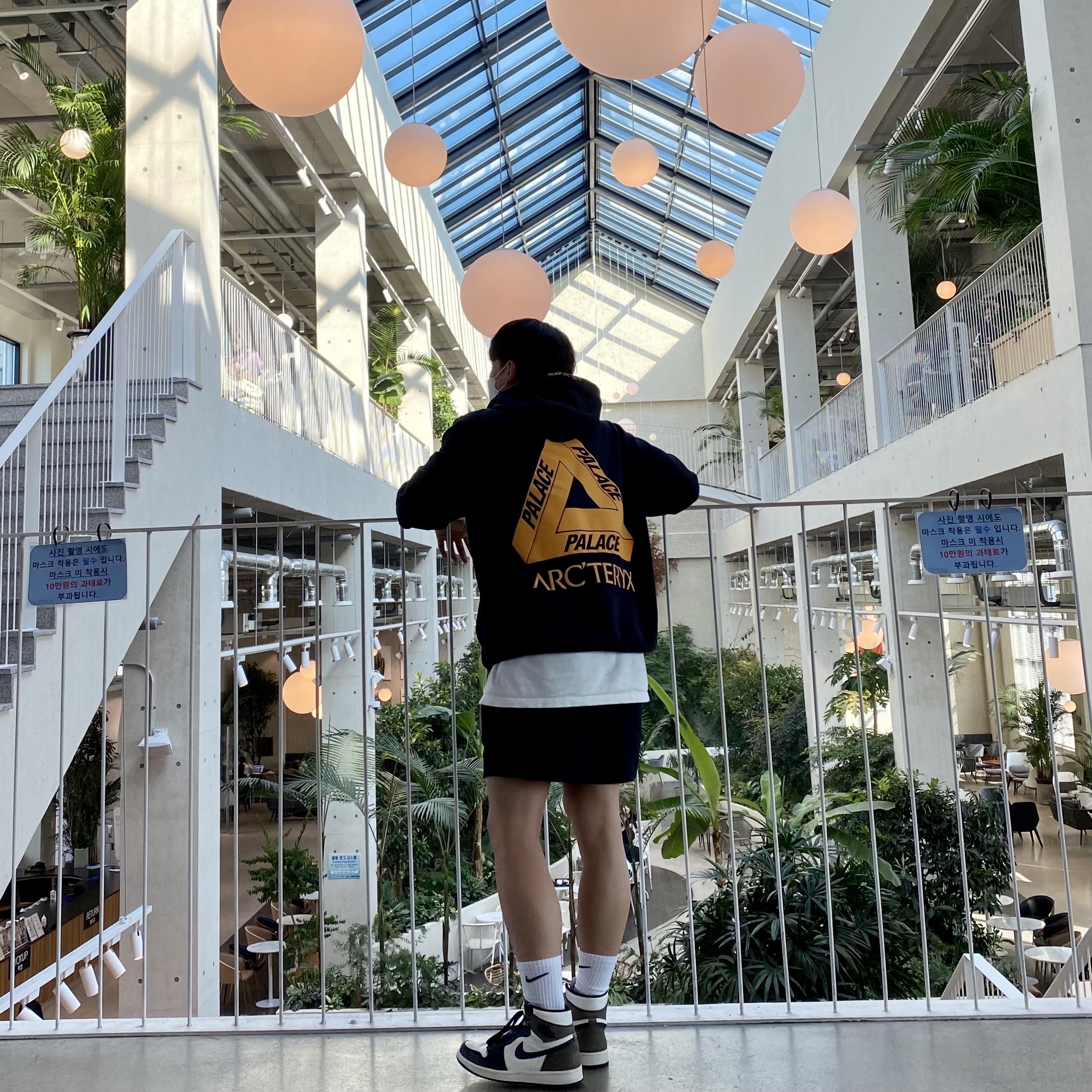Palace x Arc'teryx Hood Black - 20FW, Jordan 1 Retro High OG Black Mocha 착용 스타일