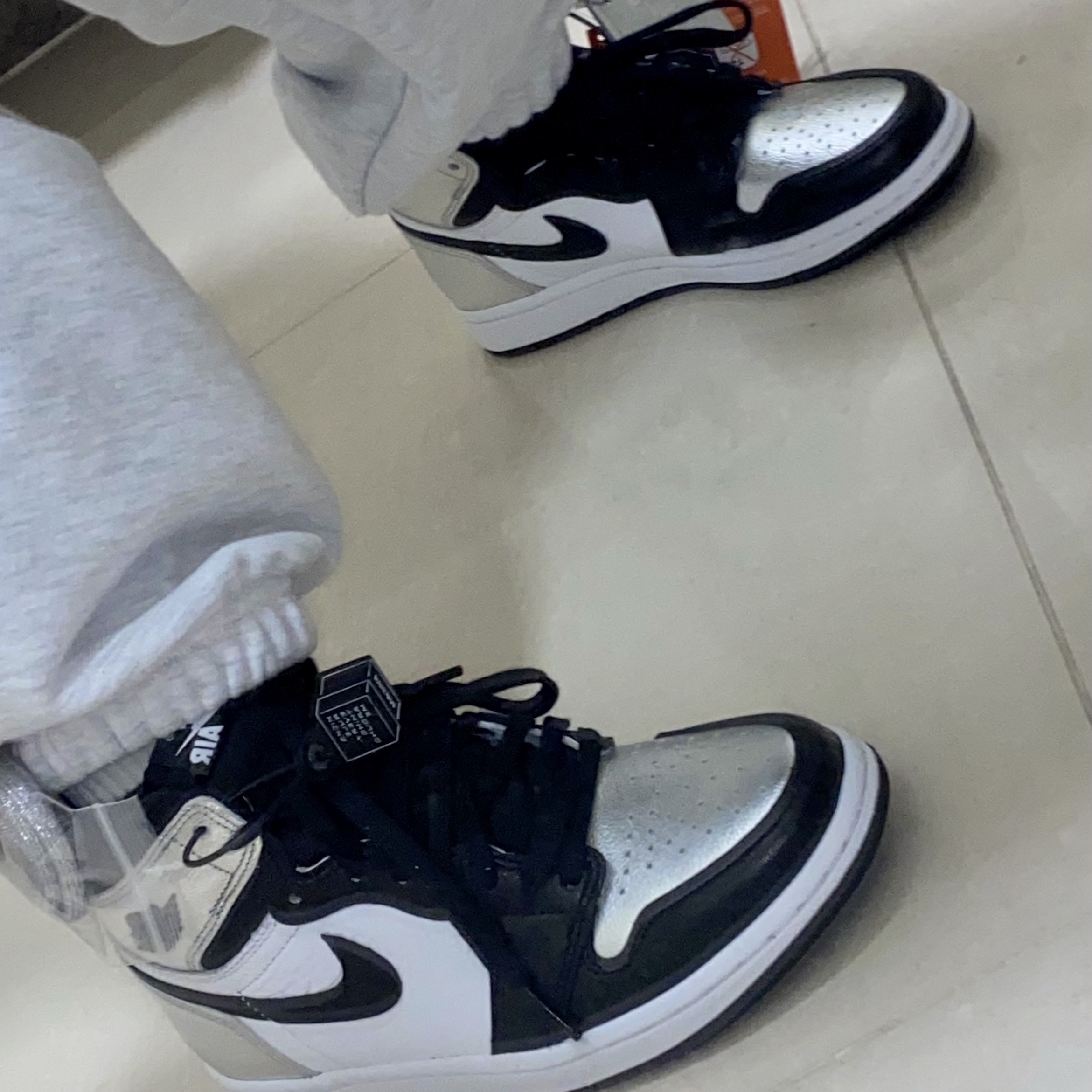 (W) Jordan 1 Retro High OG Silver Toe 착용 스타일 - 2