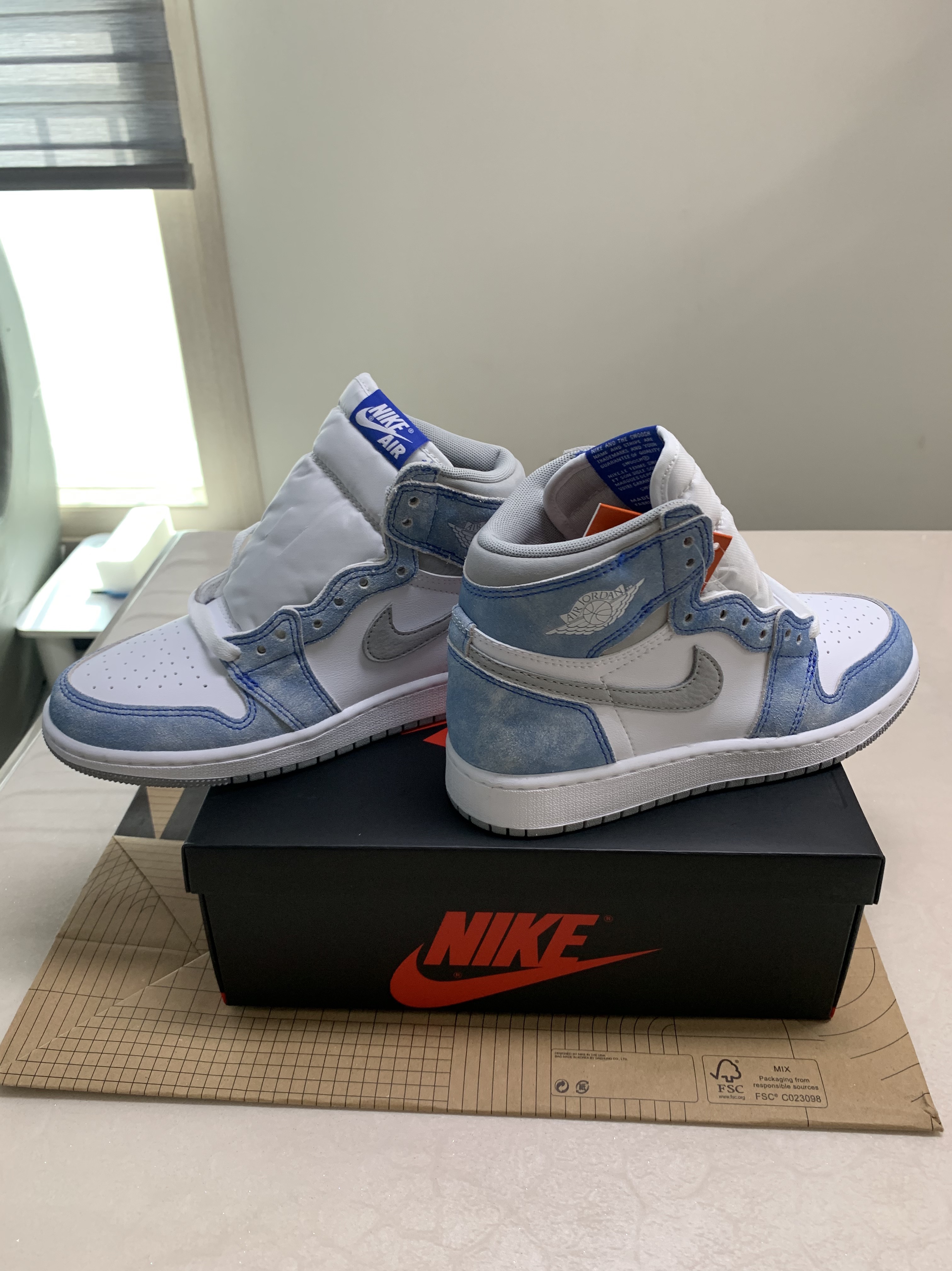 (GS) Jordan 1 Retro High OG Hyper Royal 착용 스타일 - 4