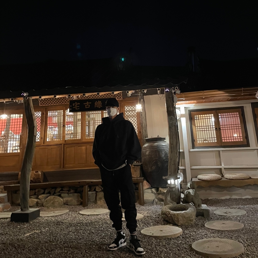 Essentials 3D Silicon Applique Pullover Hoodie Dark Slate/Black 2020, Jordan 1 Mid SE ASW Black 착용 스타일