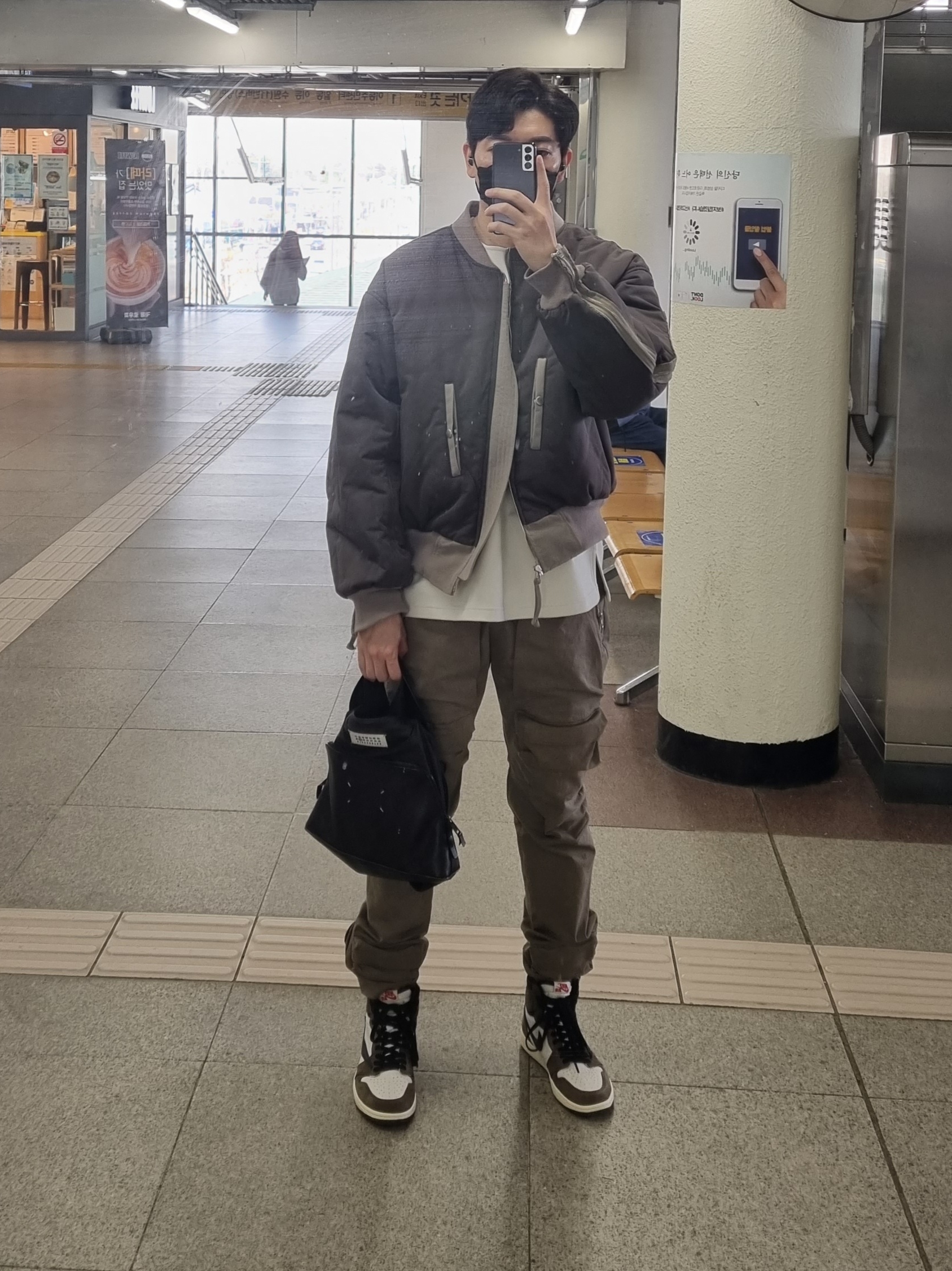 Jordan 1 x Travis Scott Retro High OG SP Mocha 착용 스타일 - 2