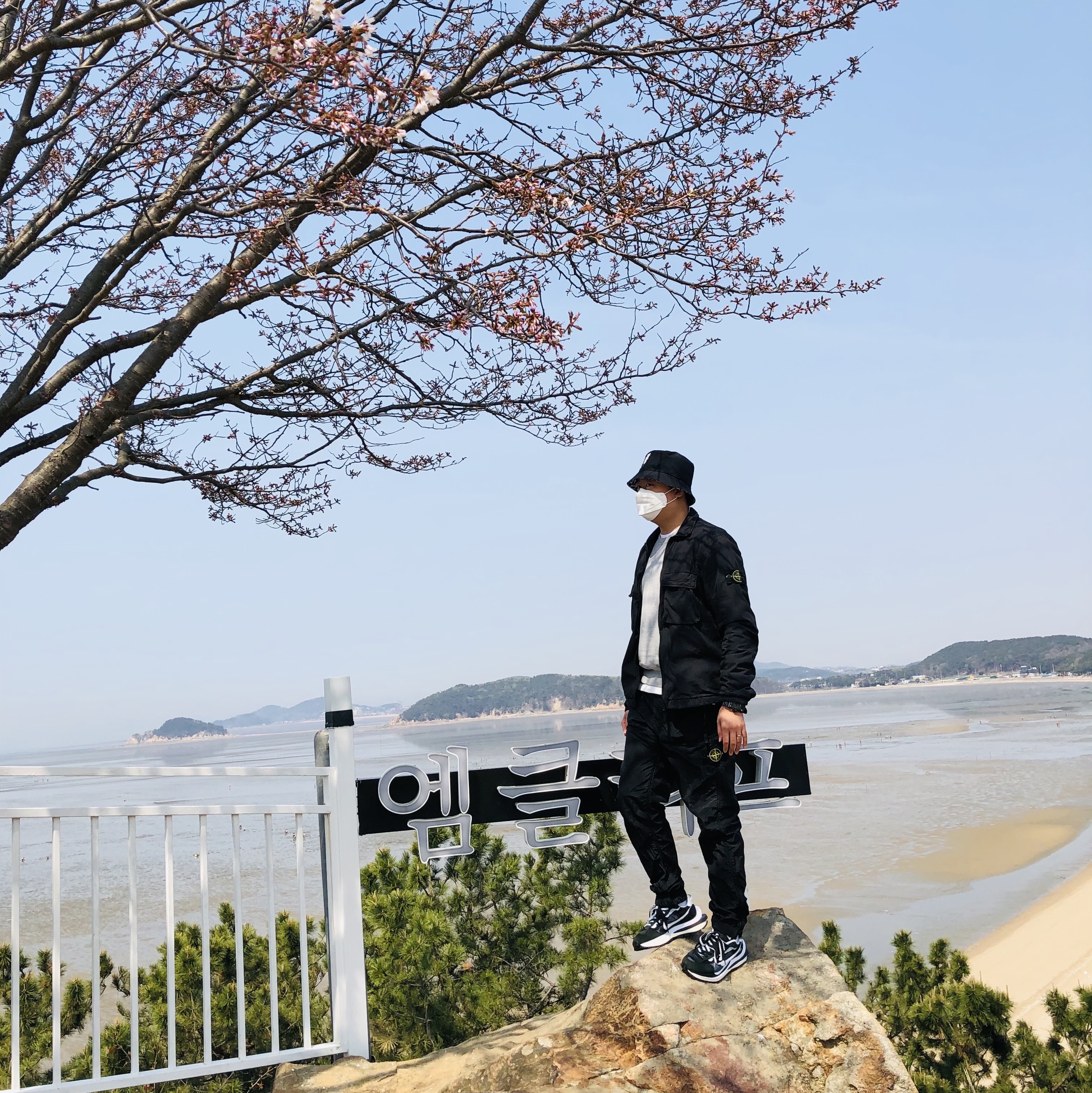 Jordan Zion Reversible Bucket Hat Black, Nike x Sacai VaporWaffle Black White 착용 스타일