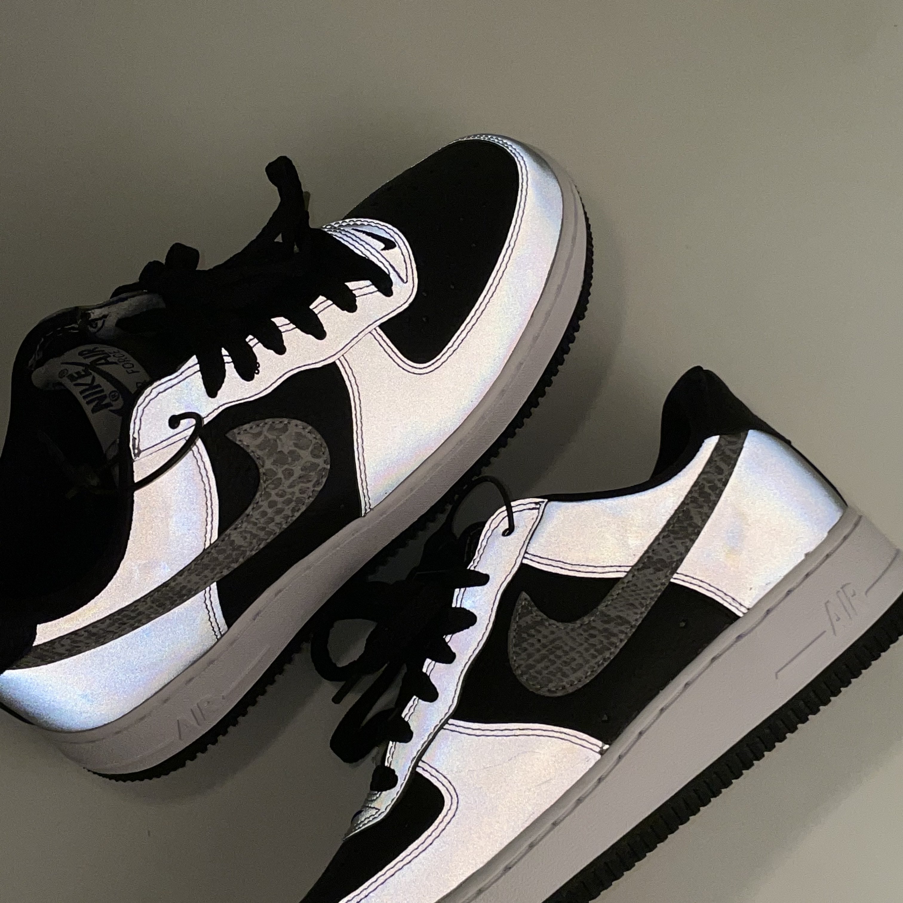 Nike Air Force 1 B Silver Snake 착용 스타일 - 2
