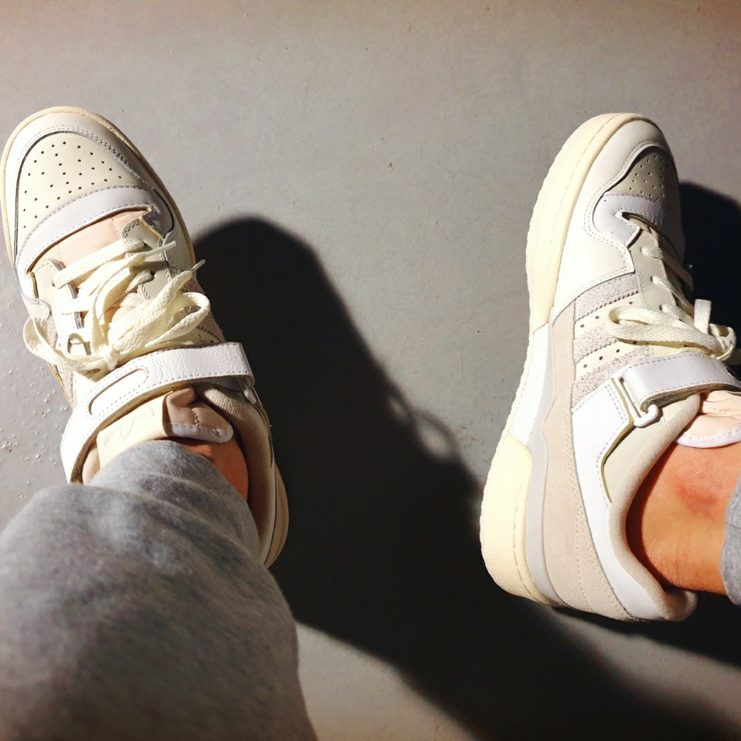 Adidas Forum 84 Low Orbit Grey 착용 스타일 - 4